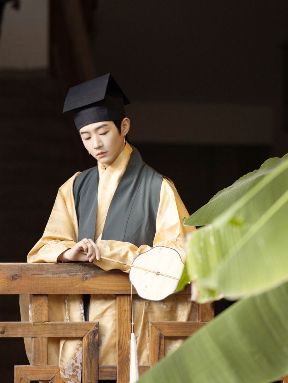 大明少年冬日汉服穿搭(纯图享) 比甲:描金水鸟纹灰墨绿真丝正绢(自制)