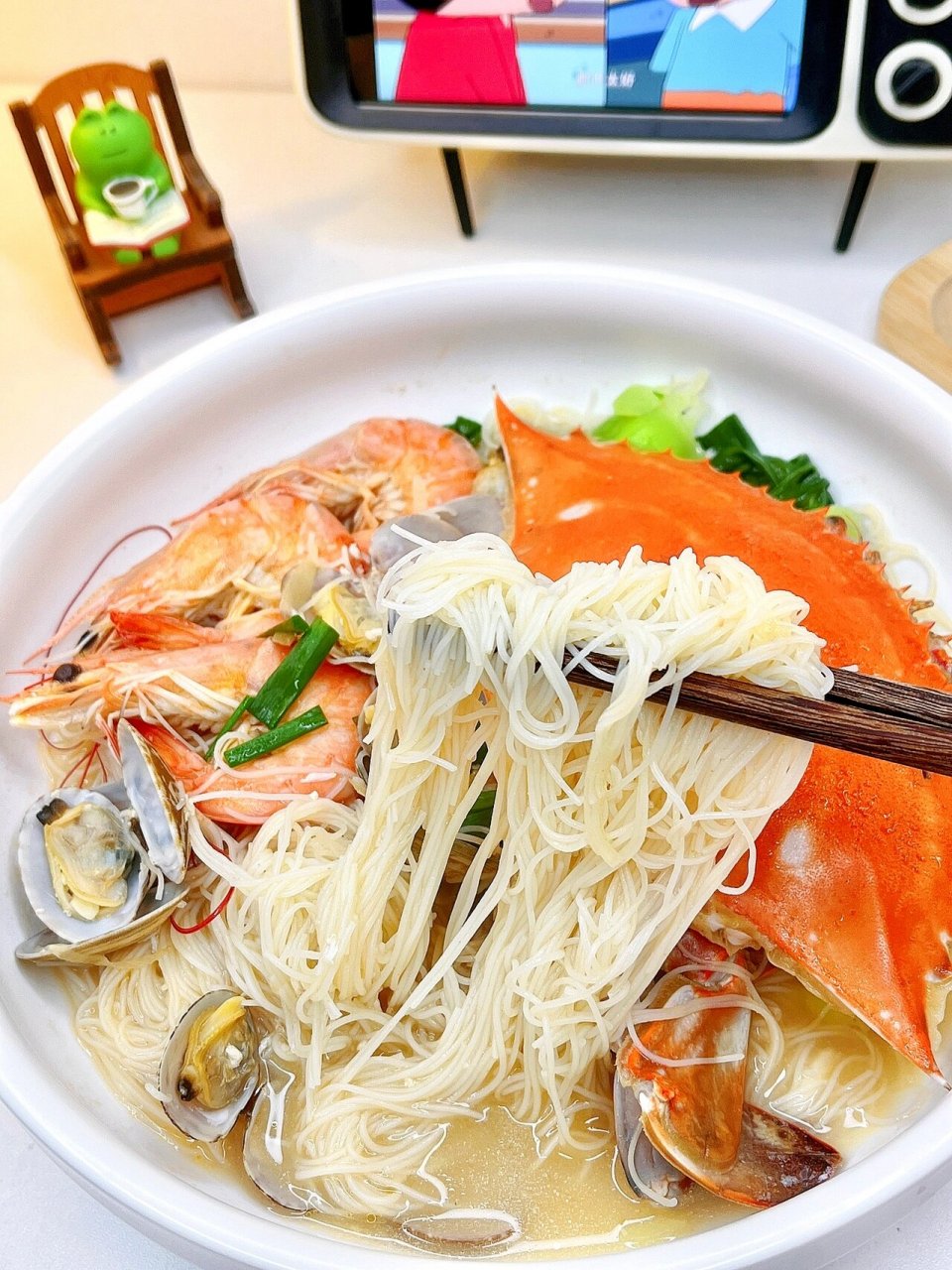 02一人食|90海鲜米粉汤|95附教程 91晚餐时间到~到了吃梭子蟹