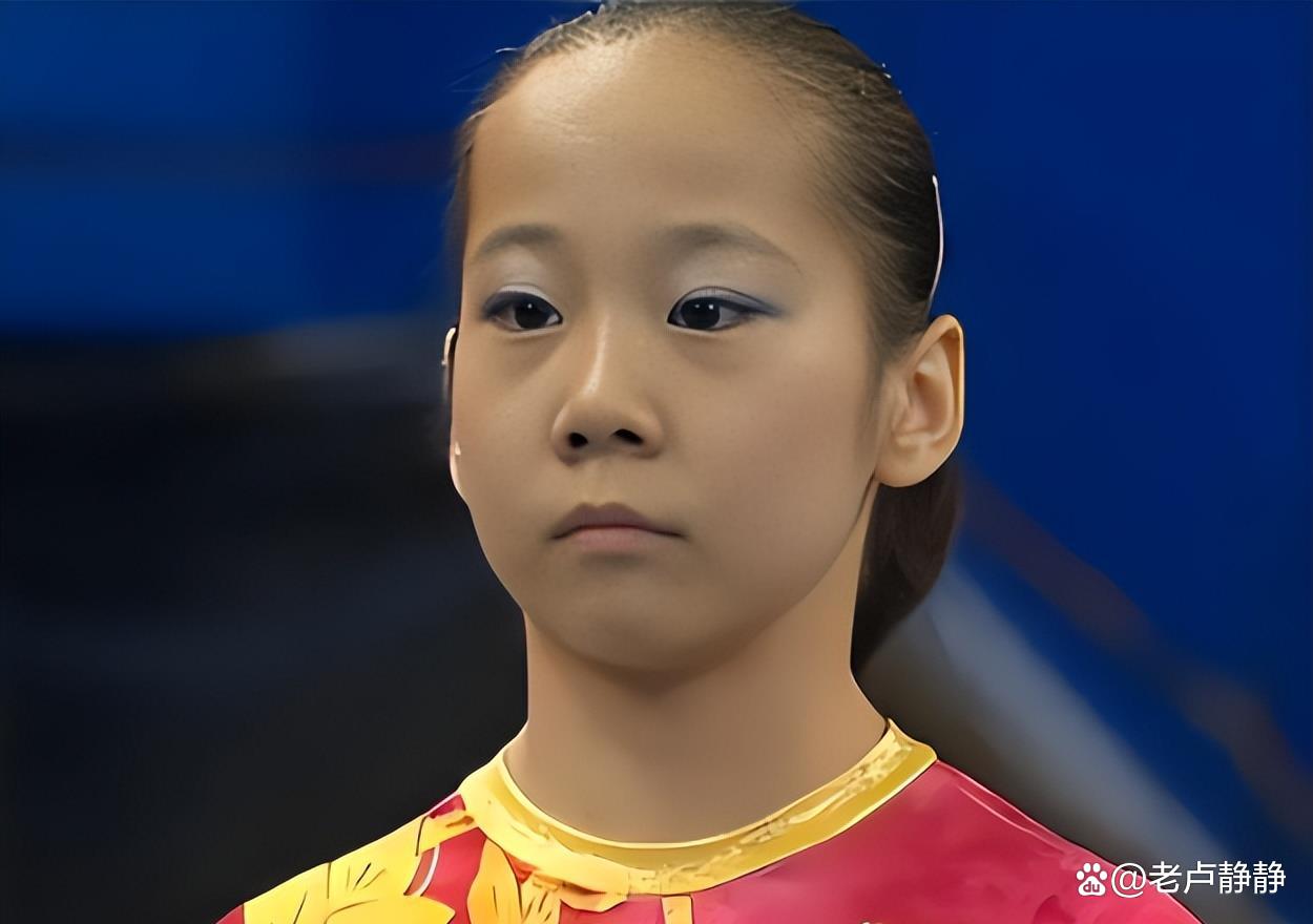 邓琳琳,这位曾经的中国体操女神,不仅以1米37的身高在赛场上展现出了