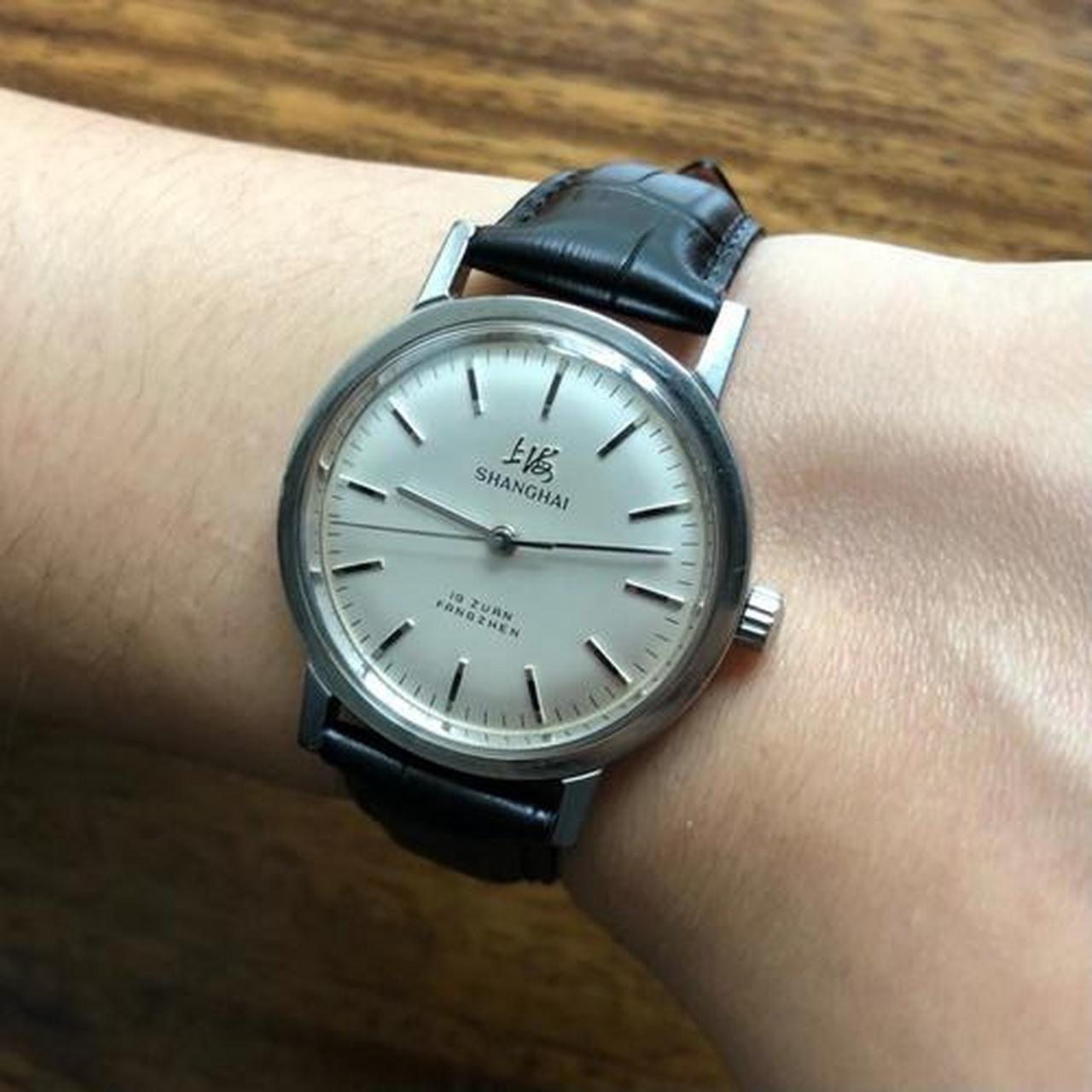 特别是许多刚参加工作的青年工人.他们都希望有这么一块上海表.