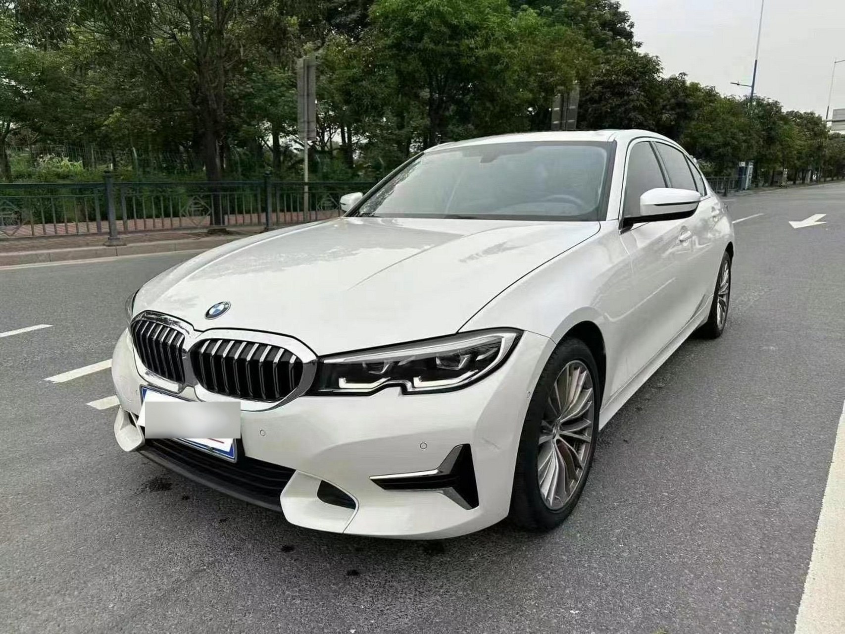 2020款宝马325li 首发版 全景天窗 多功能方向盘 一键启动 定速巡航