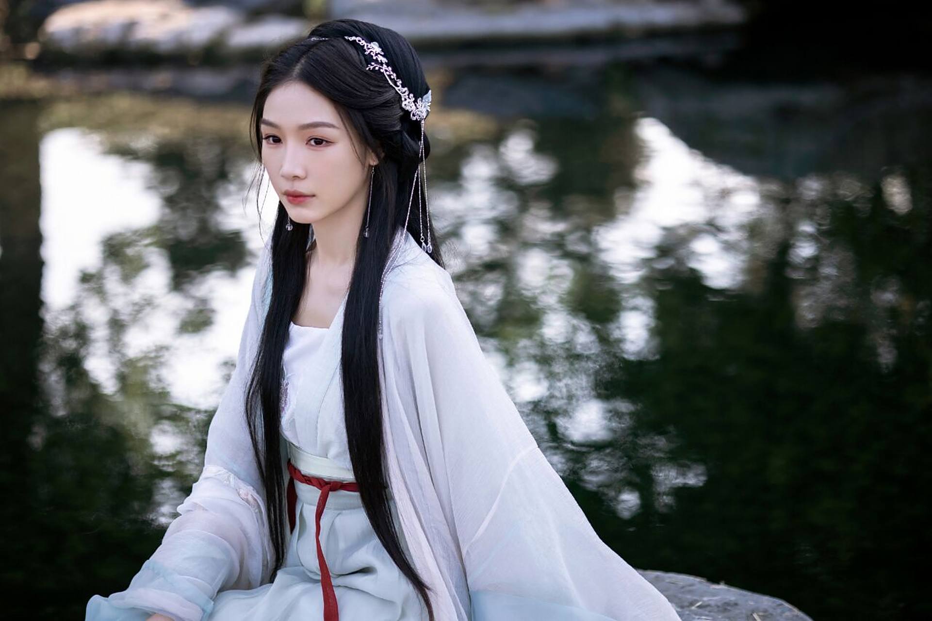 欢娱演员张楠最新古风写真来啦~ 追光而遇秋水正潋滟,纸墨云烟,佳人如