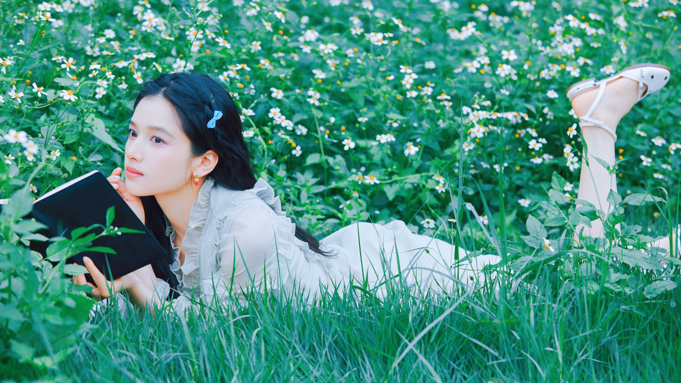 张婧仪24岁生日写真大片壁纸:一袭绿色纱裙,绿植繁花点缀,满满的夏日