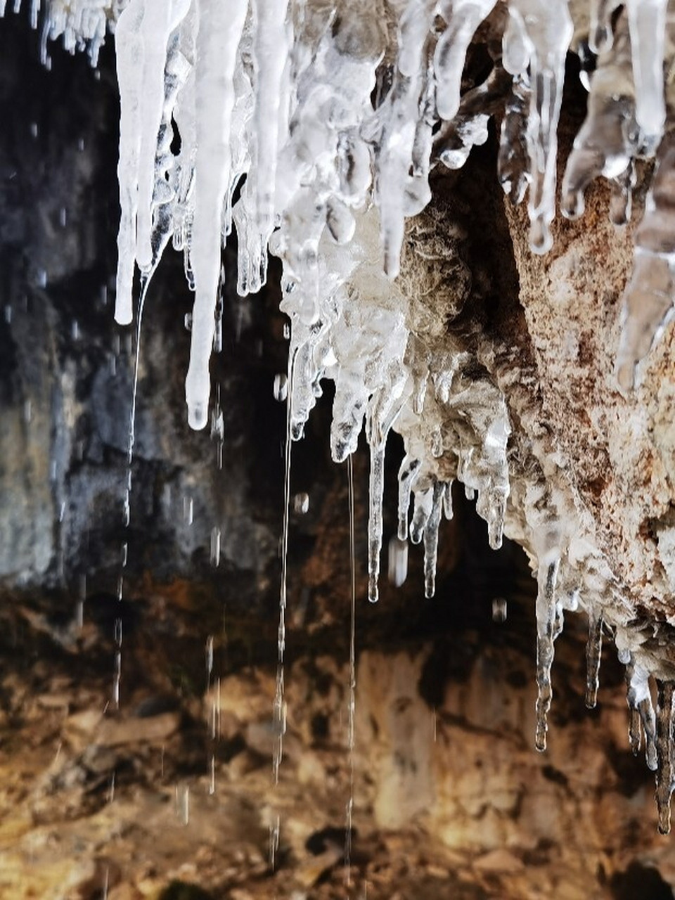 岗什卡雪峰-七彩瀑布