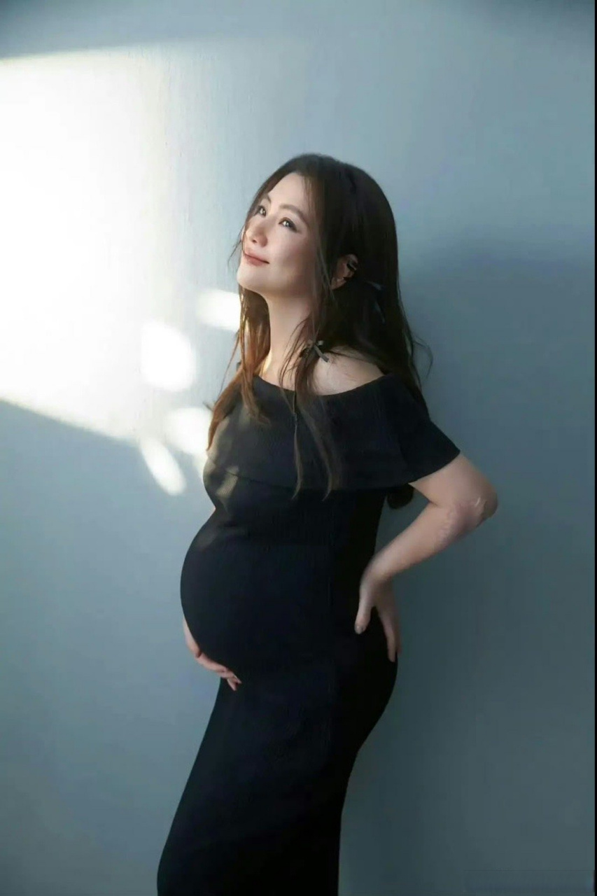 selina任家萱7个月的孕肚照 经历了烧伤离婚,42岁的高龄产妇,迎来了新