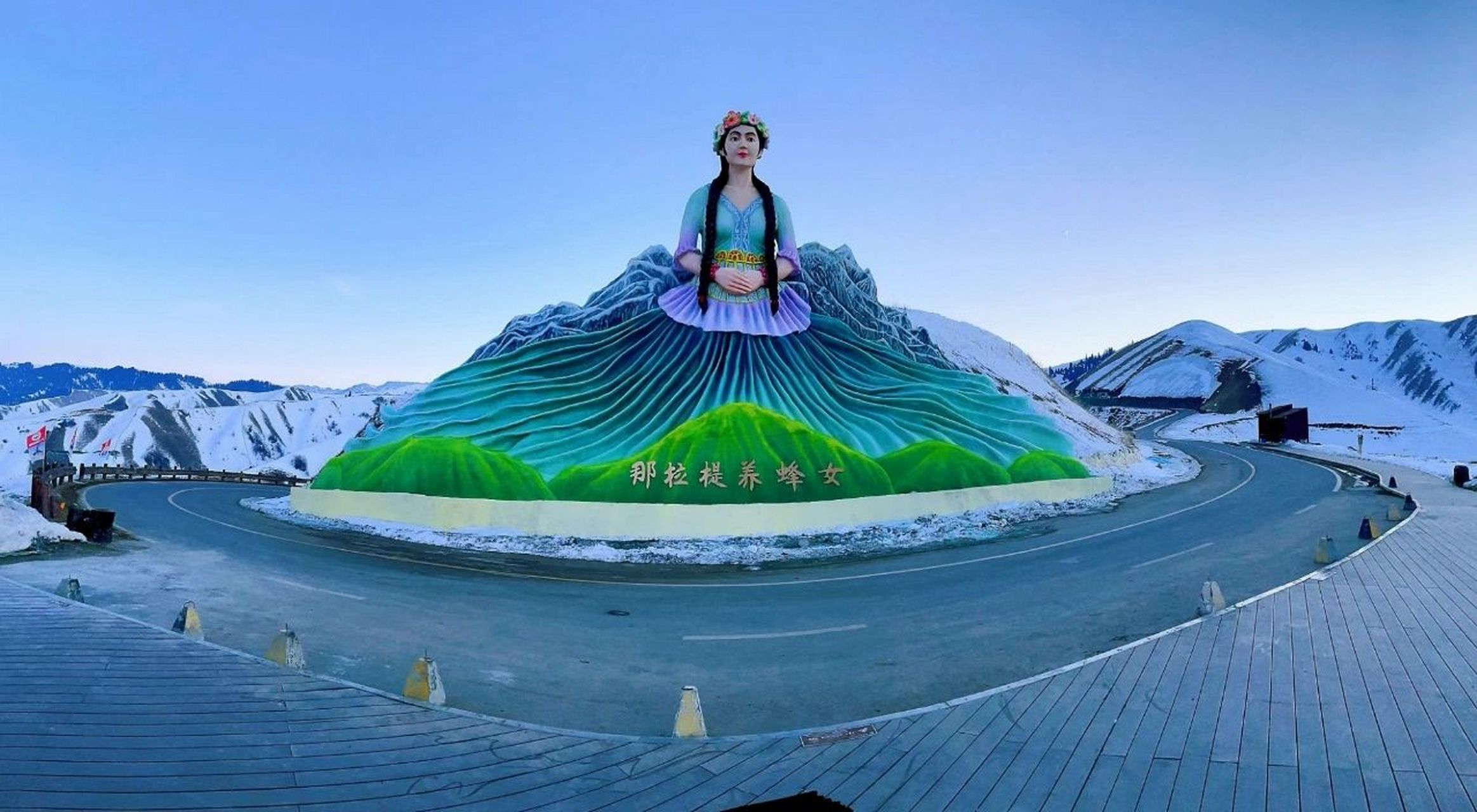 那拉提|养蜂女雕塑完成 那拉提景区现在真的有养蜂女了 在路边修的