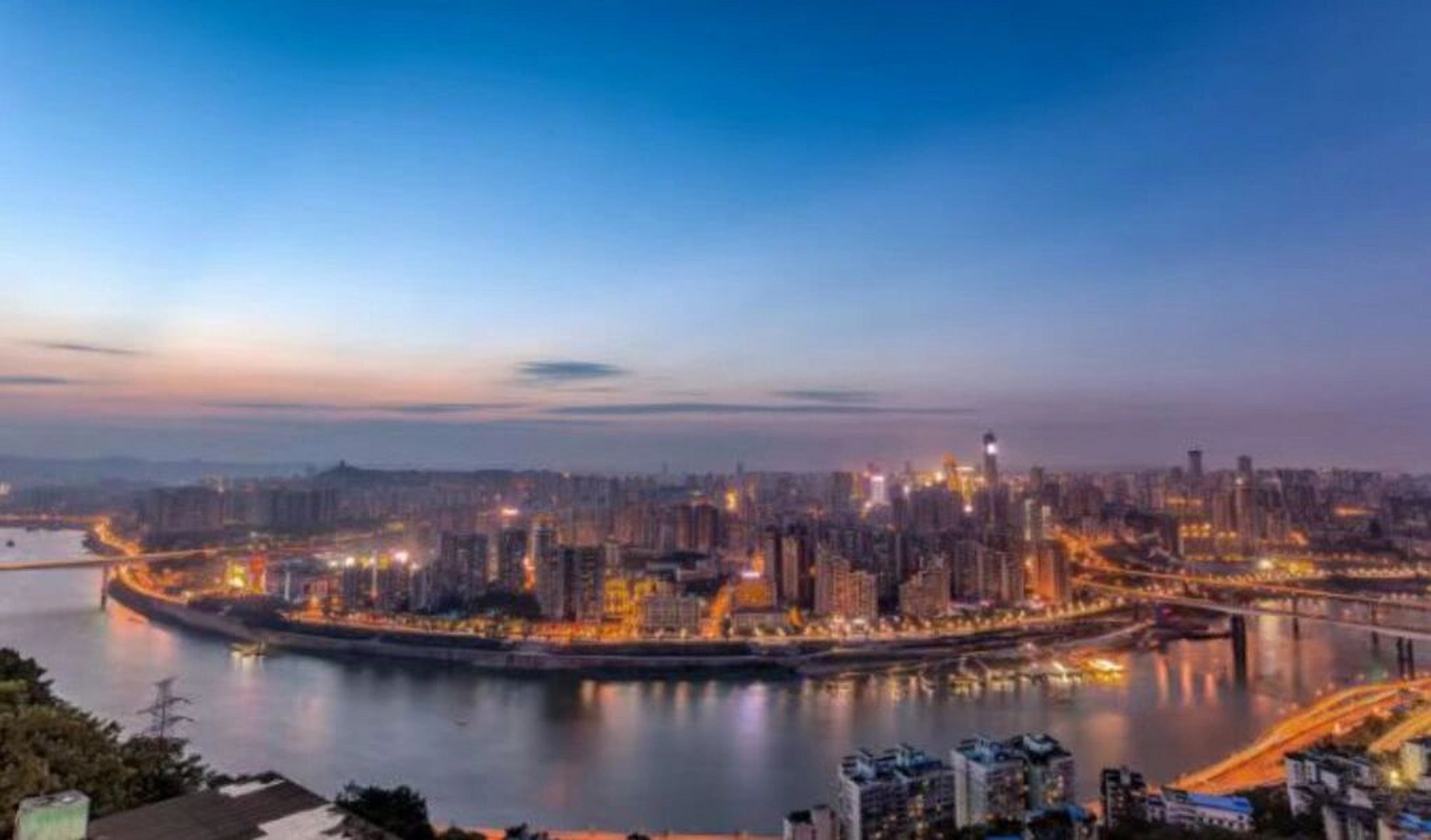 景点名称:重庆南山一棵树观景台 吃淄博烧烤,看重庆夜景 门票:成人30