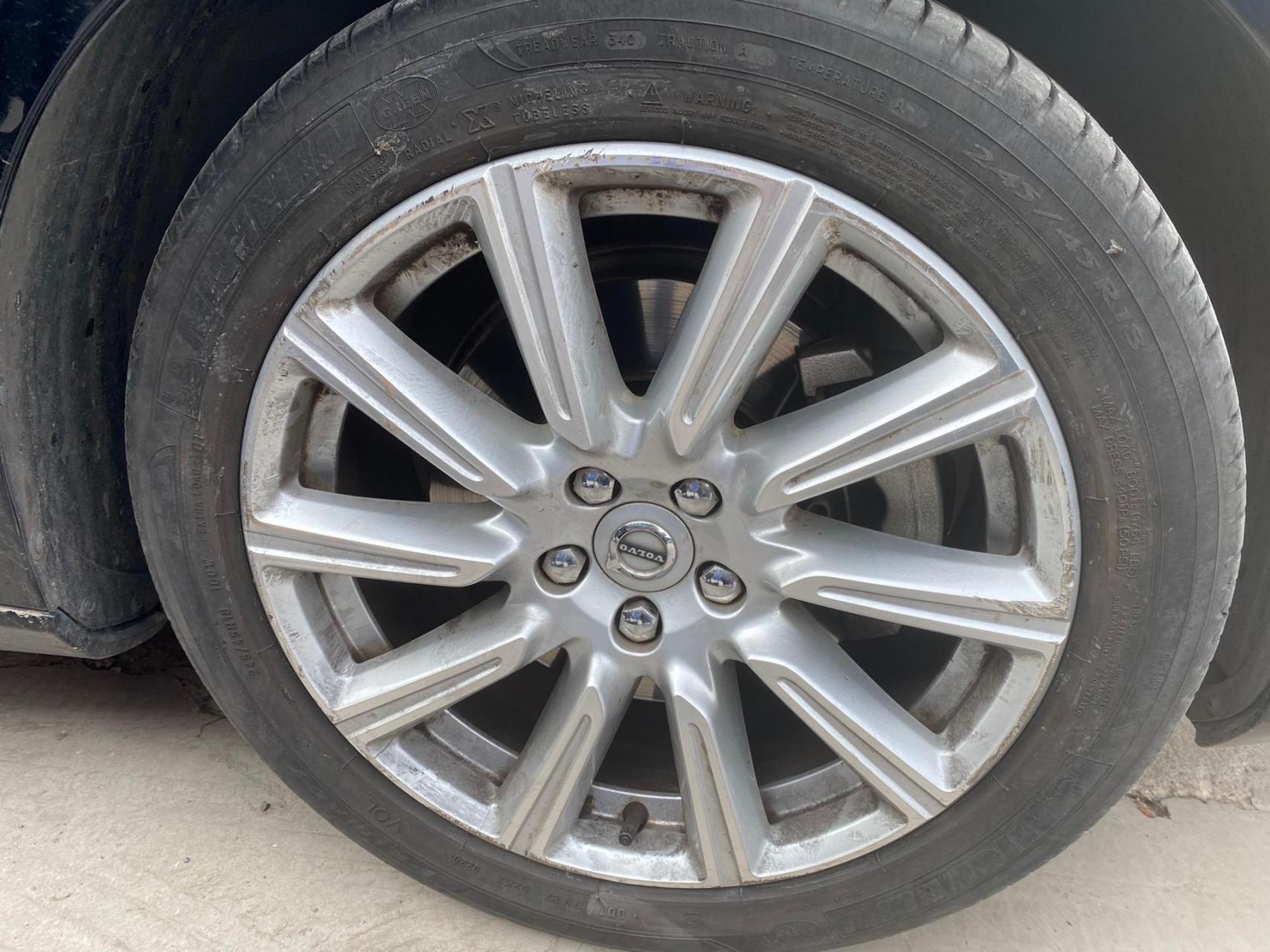 沃尔沃s90拉丝轮毂剐蹭 到店进行拉丝修复