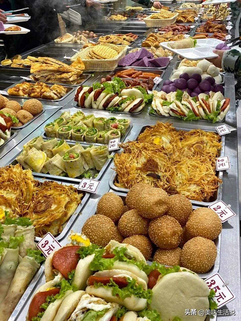 看看这东北高校食堂的早餐,我的天这也太丰富了吧,简直就是碳水的天堂
