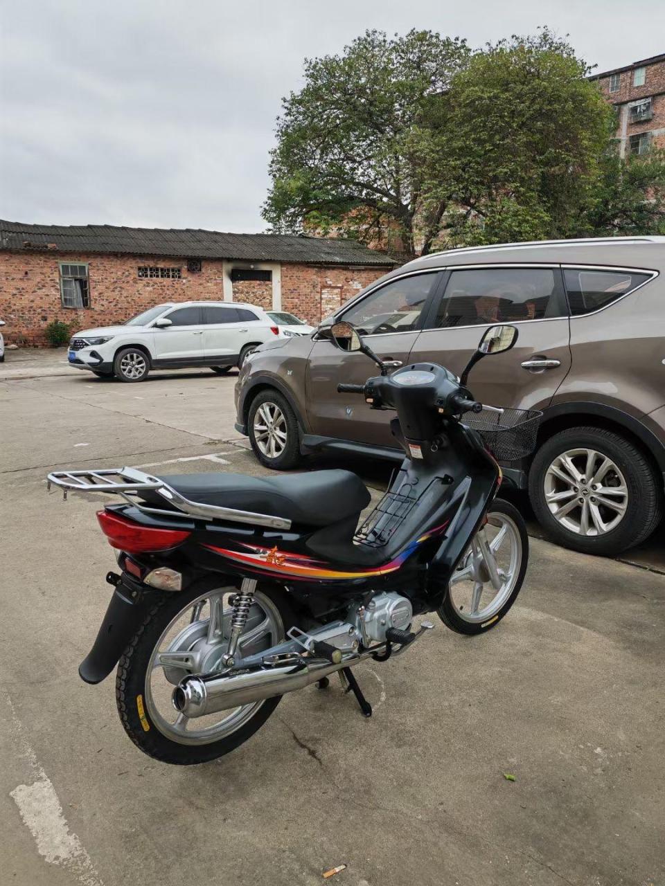 豪爵喜运110cc 车容八～九成新 机器包好,车况优良 有意私聊!