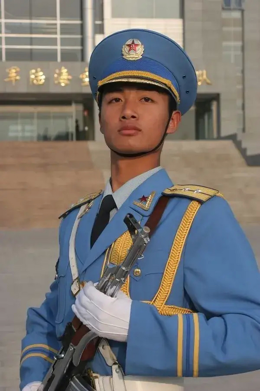 中国军人,世界最帅![威武][威武][威武] #中国正能量