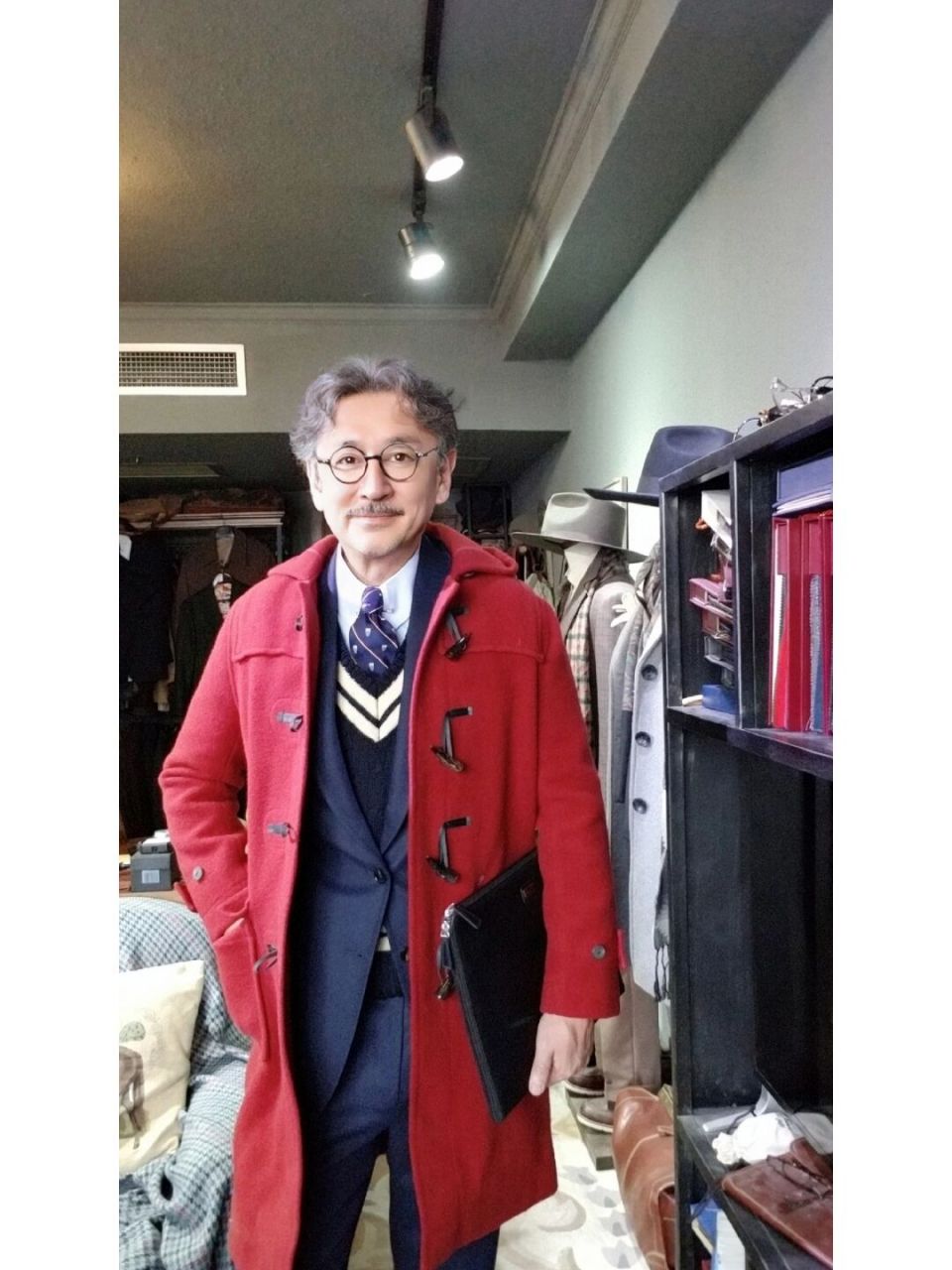 am 每套look里找线索,猜猜我的身份[照相机][照相机] 	 #guesswhoiam