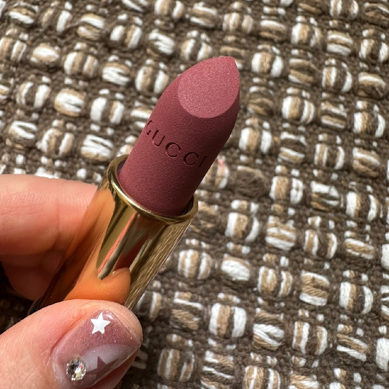 gucci古驰倾色绒雾唇膏204试色 哑光质地,204佩吉铜眸,带点紫调的玫瑰