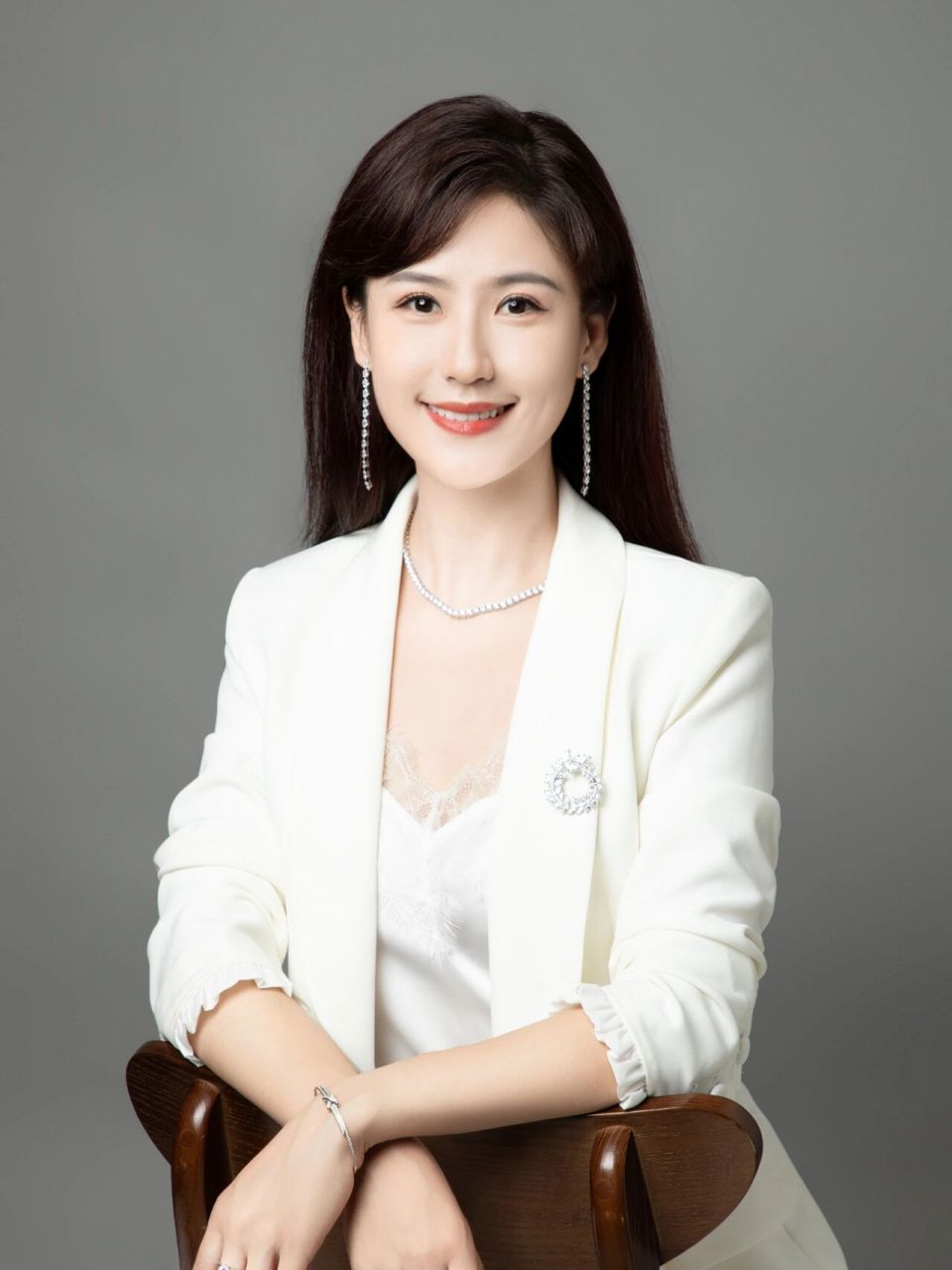 形象职业写真|干练大气睿智的女性最有魅力 选择了一套白色简洁西装