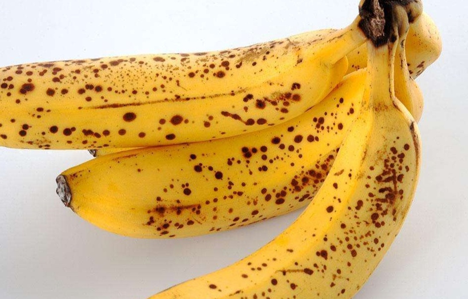 其实,香蕉皮上开始出现黑点,是这个香蕉"熟透了"的表现,有少量黑点的