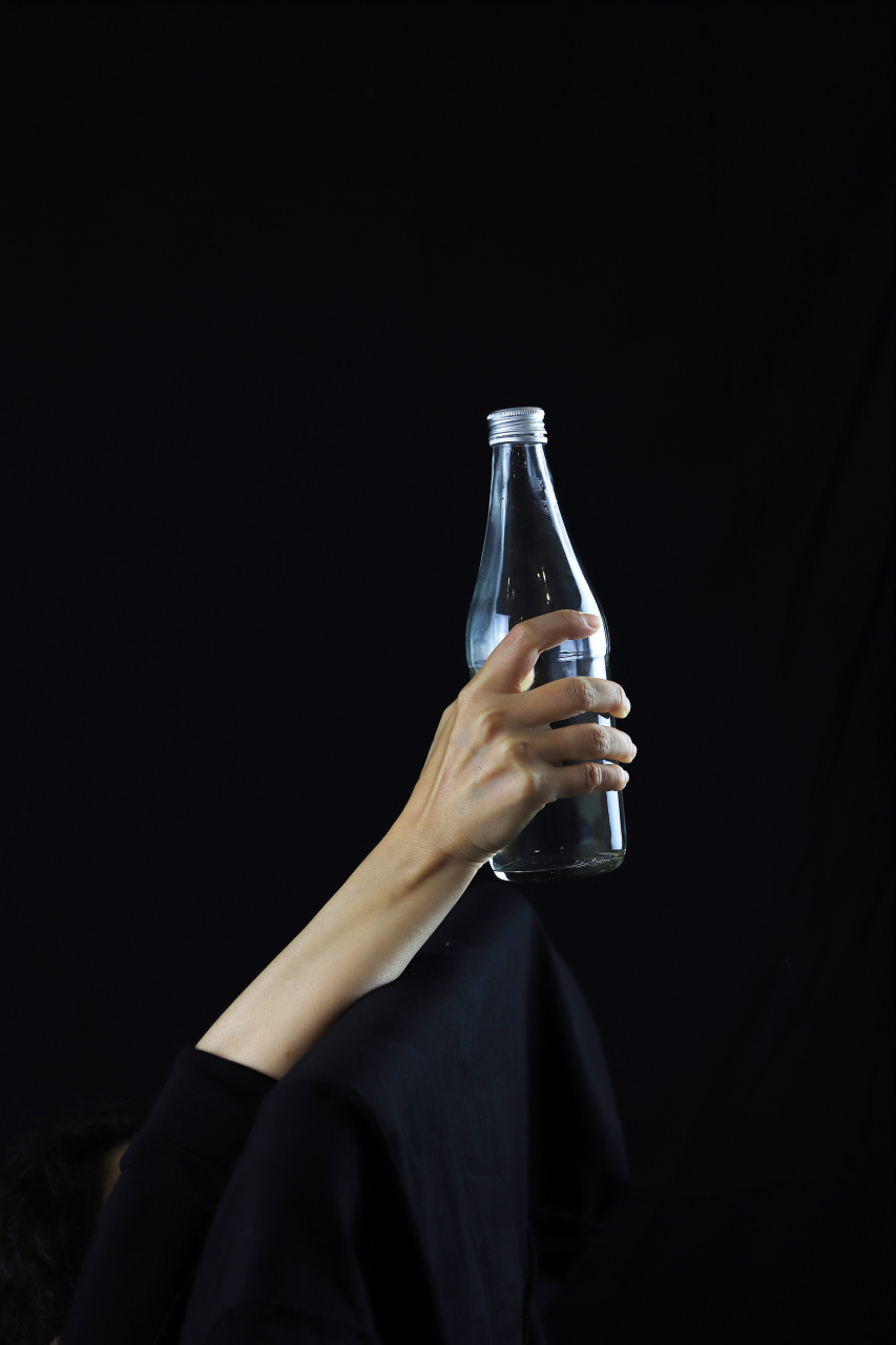 女生手持酒瓶动态参考#遇见艺术##绘画参考