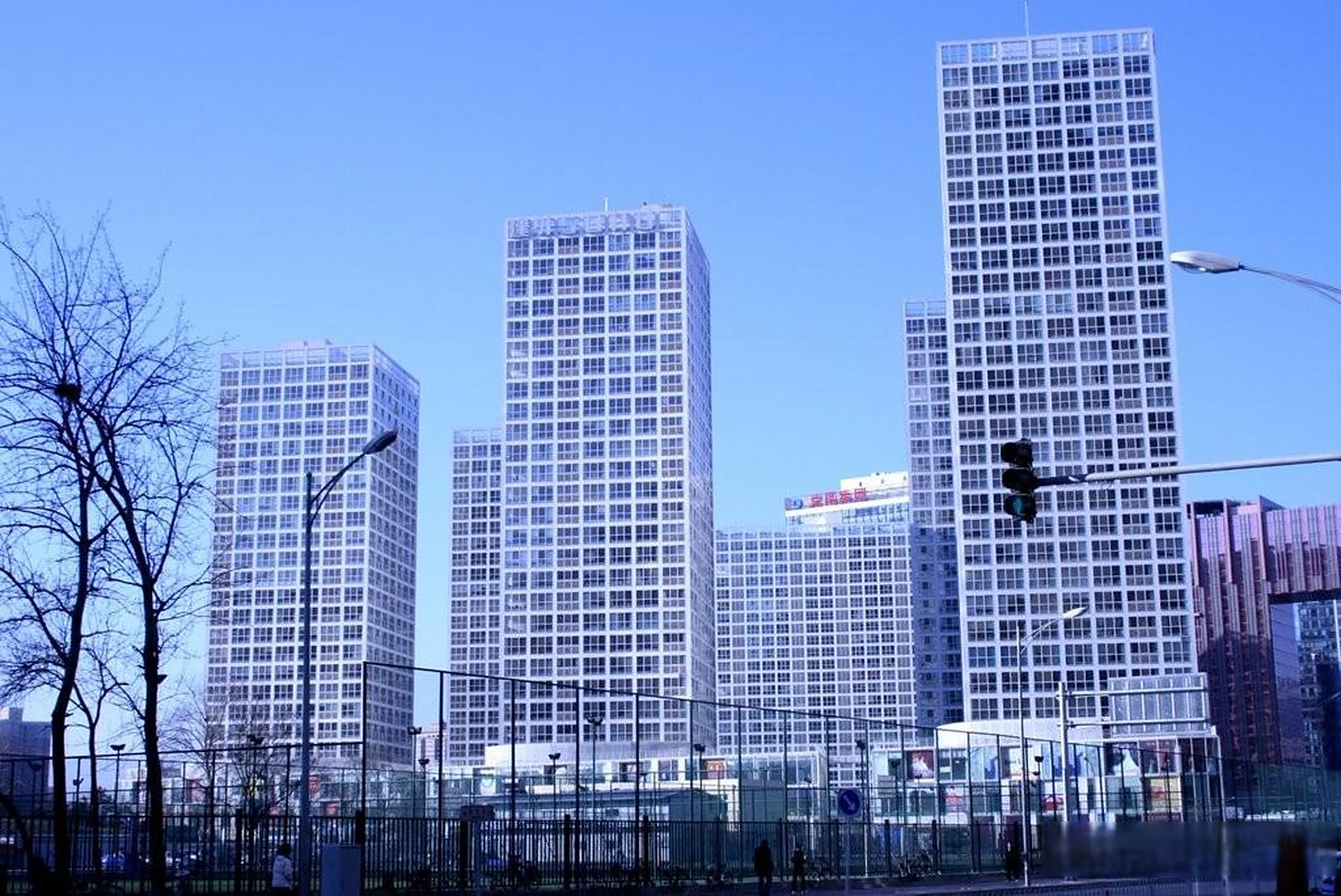 到了2000年初,北京国贸桥东南角冒出了个建外soho,把低端快销产品放在