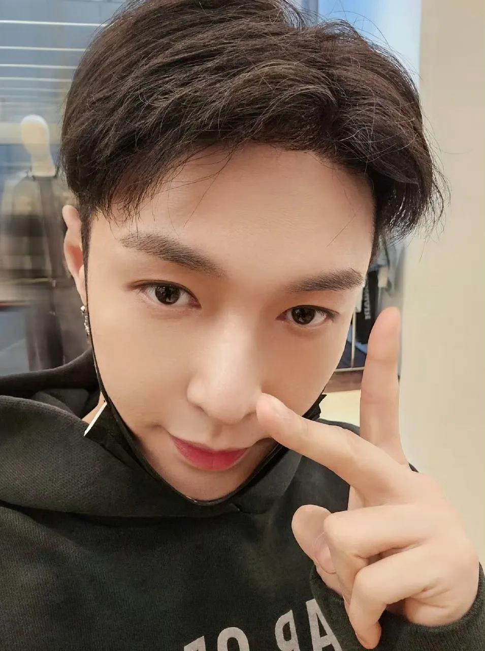 在后台抱着氧气瓶吸氧,还以为张艺兴受伤了,没想到是为了以最好的状态