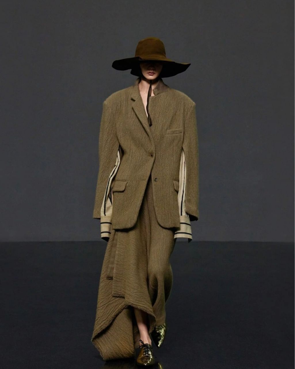 穿搭 | 华人设计师之光umawang 和学术圈一样,在时装设计圈也有华人大