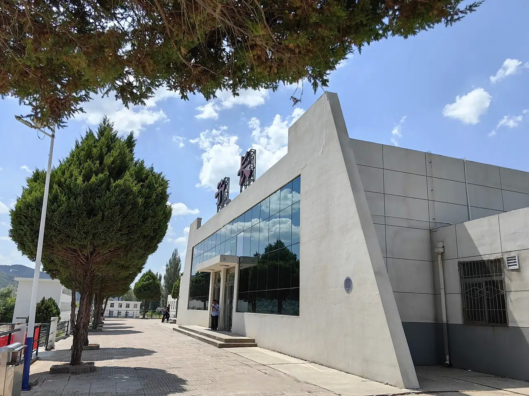 陕西子长火车站的奇葩规定 陕西子长火车站的奇葩规定,外面高达38度的