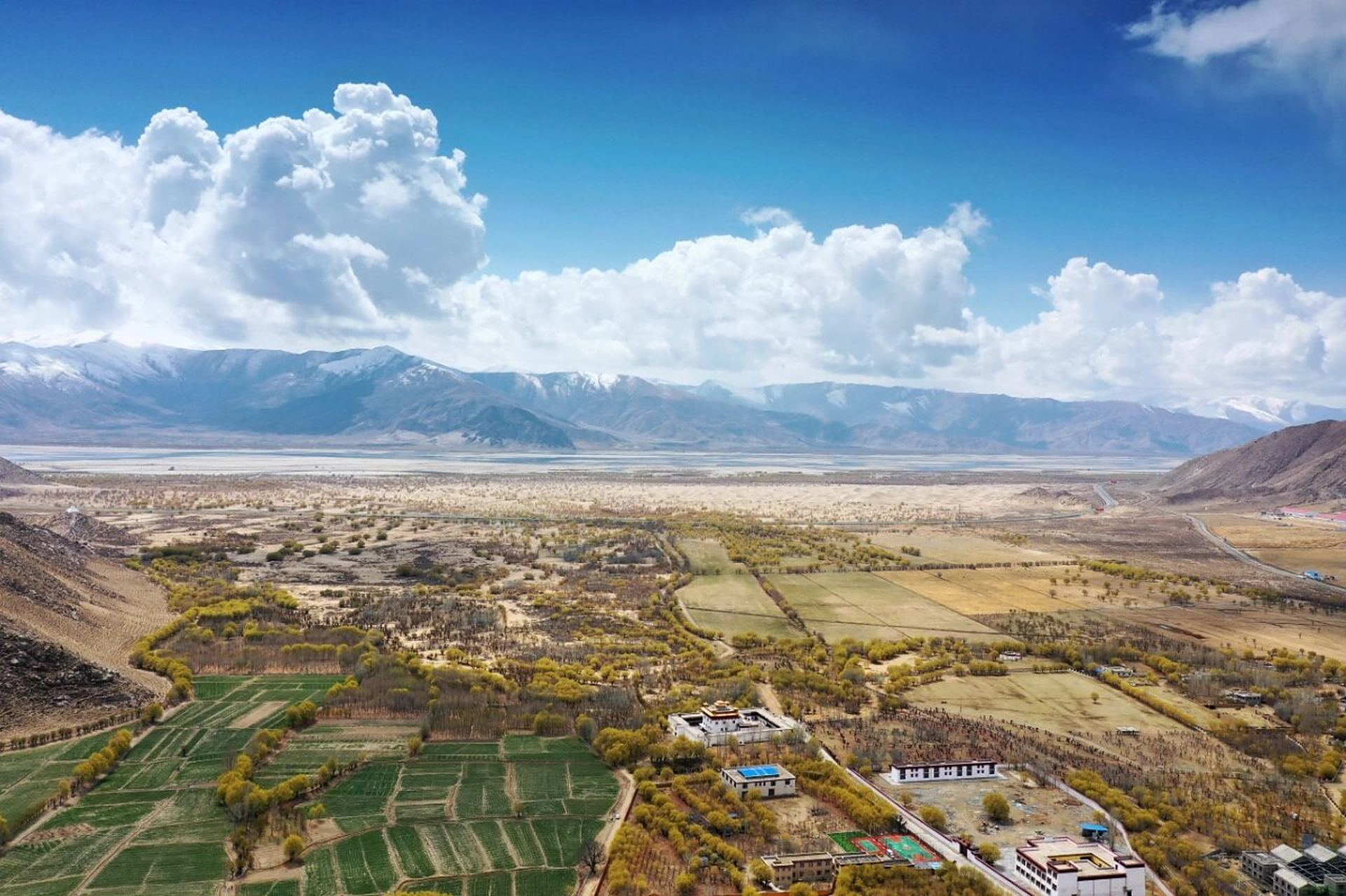 藏区第一座寺庙桑耶寺 桑耶寺位于山南扎囊县桑耶镇,海拔3580米.