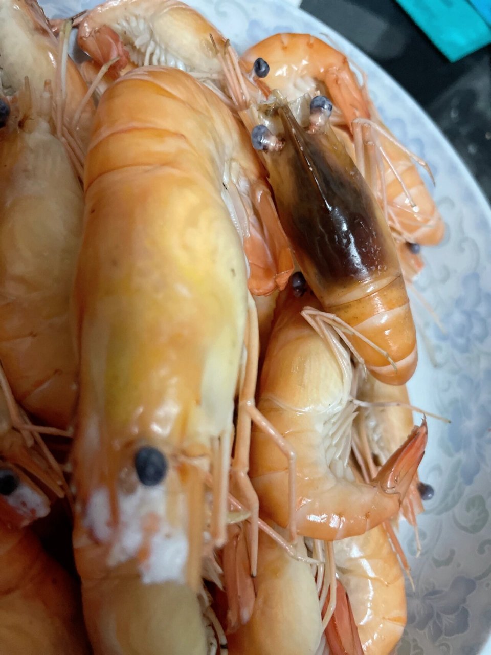 虾头黢黑咋回事? 白灼一盘08,有一个头黑黑的,能吃不?