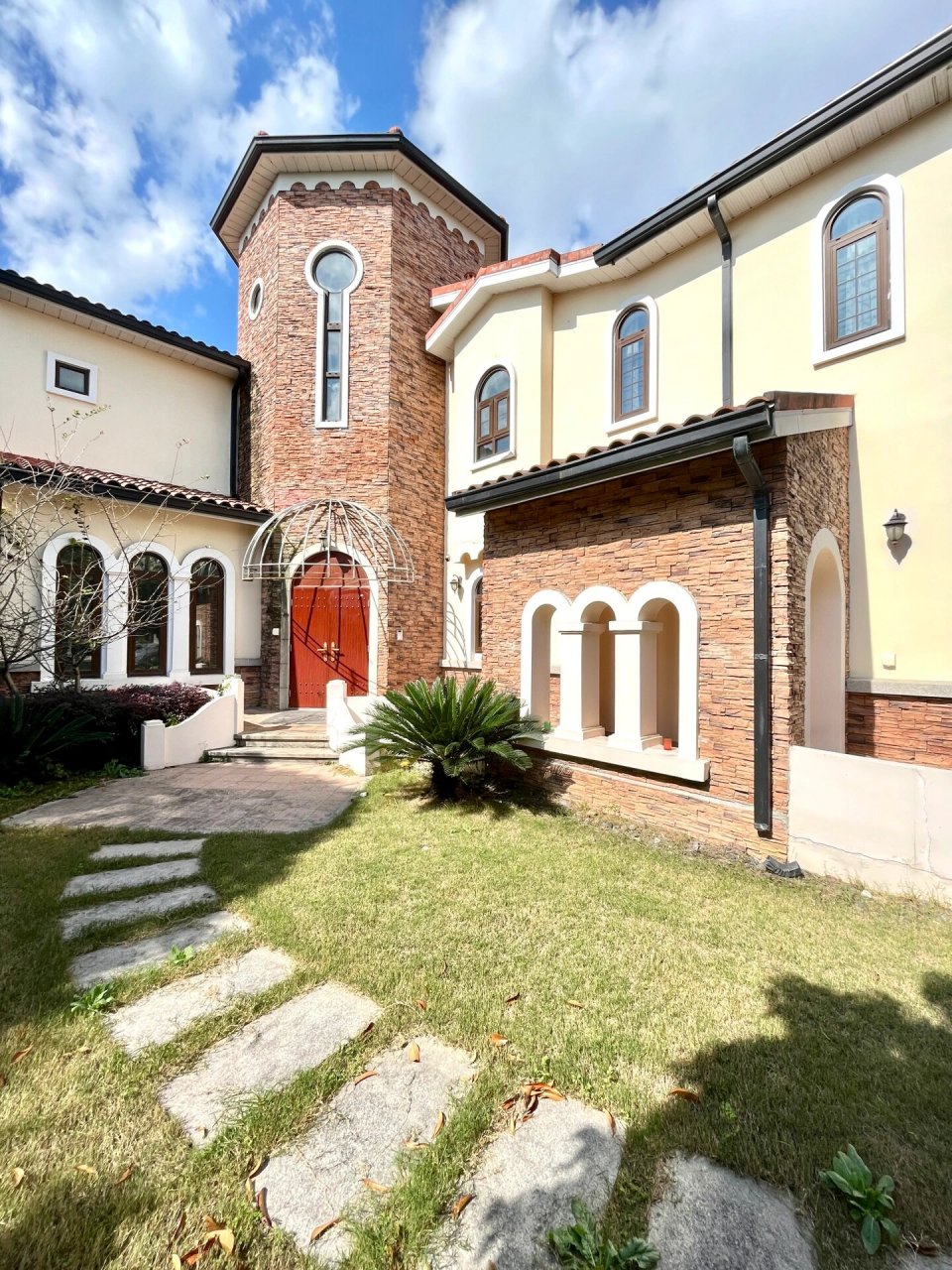 碧云国际社区|独栋别墅93400平5房4卫 92碧云别墅银杏苑位于上海