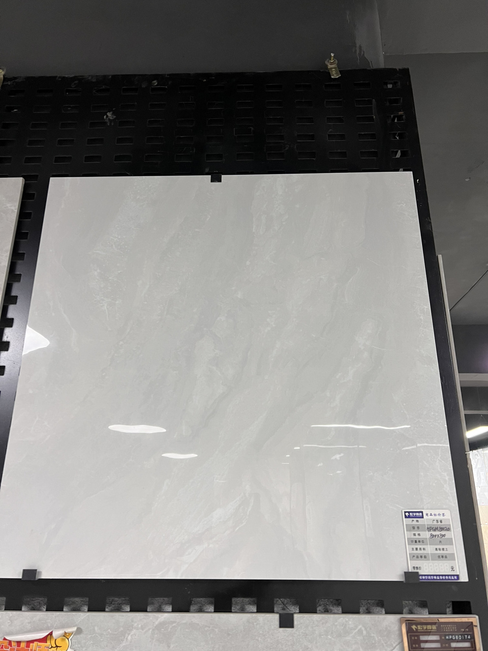 宏宇瓷砖80020初晨白 本来想选米白色地砖,太少了,主打的都是各种灰色