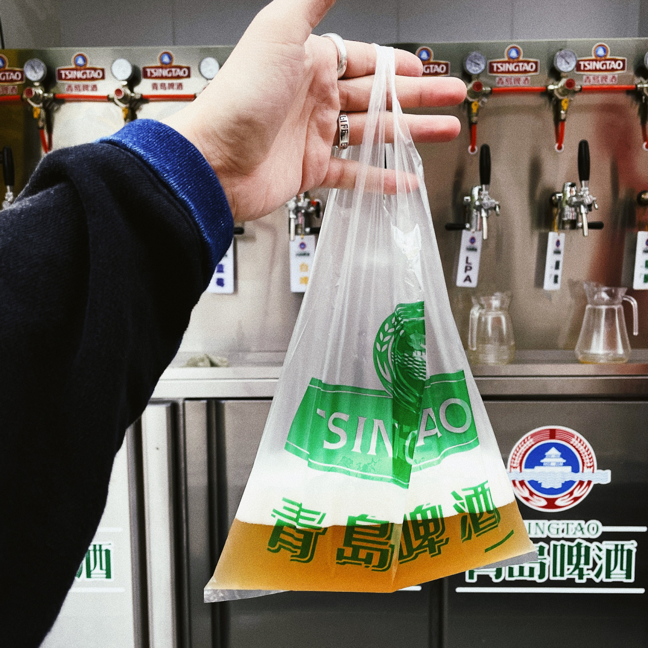 过瘾青岛 | 塑料袋装原浆啤酒91 来青岛,还是得过一下瘾, 大白天