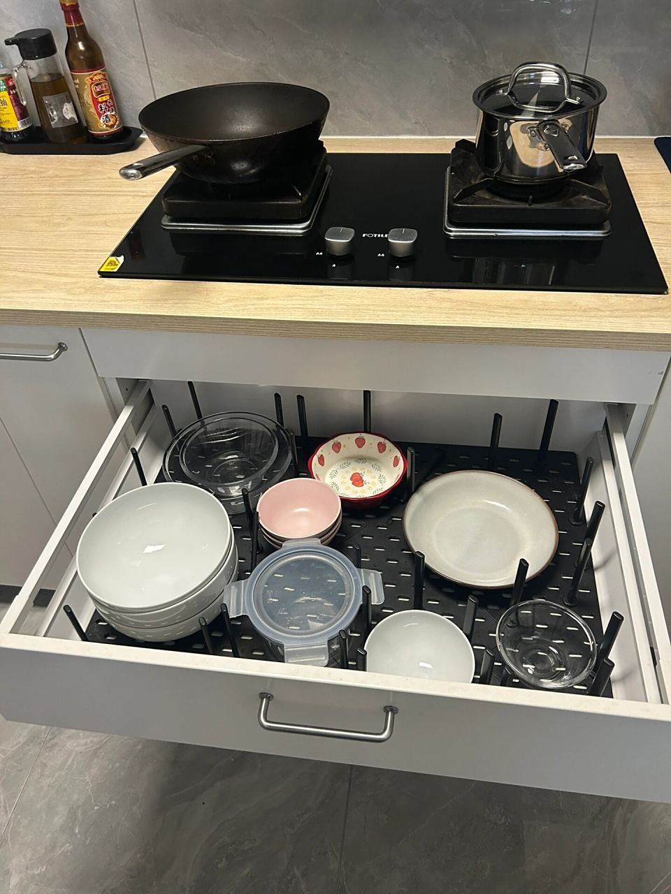 碗 盘子 放在橱柜抽屉里 抽屉很好用,橱柜设计时,要给碗,盘子设计收纳
