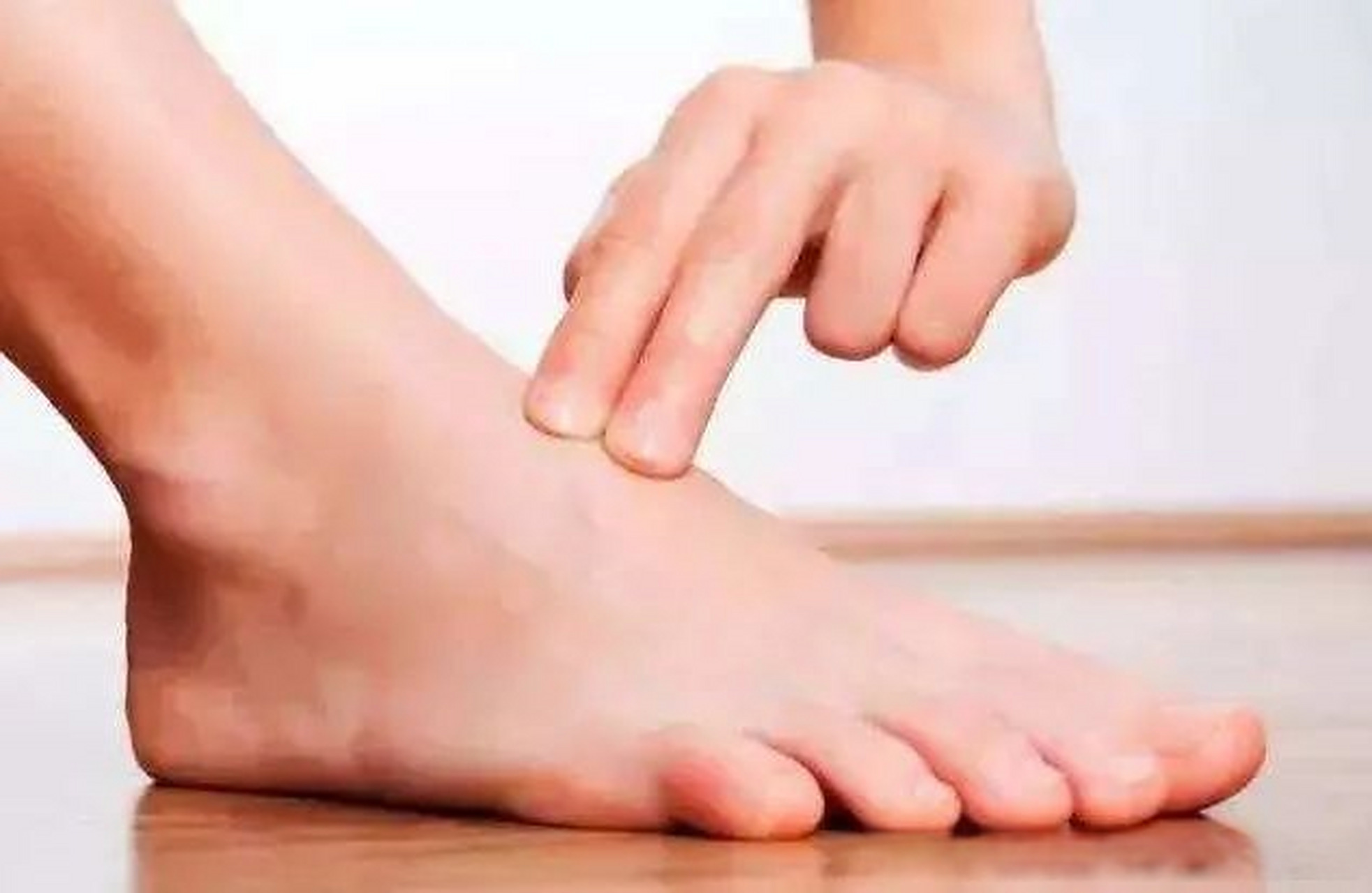 糖尿病[超话] 【"五龄"糖友常摸摸足背】   糖尿病患者的下肢反应很"