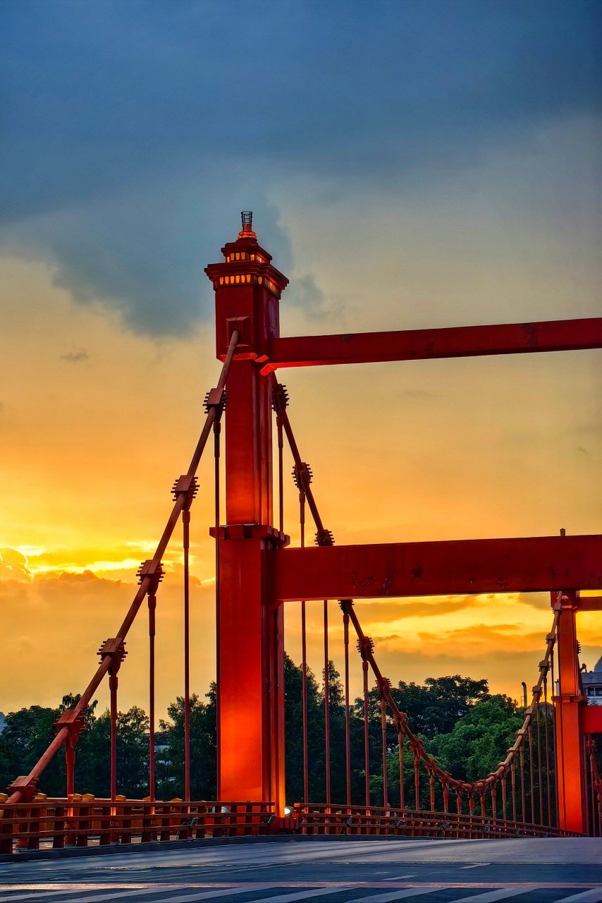 晚霞中的桂林丽泽桥 桂林丽泽桥,也叫红桥.