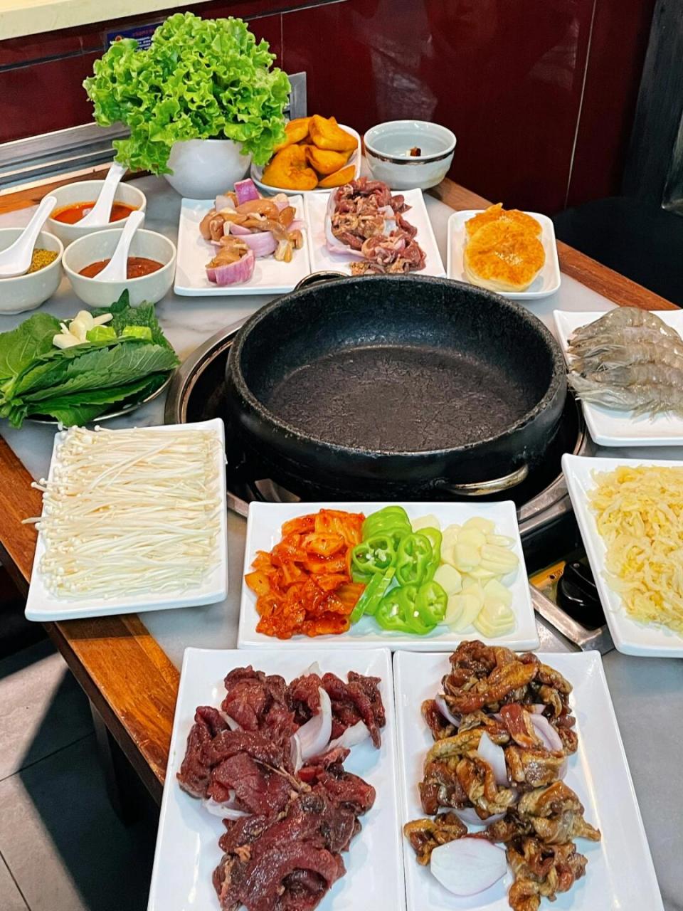 [汗]和北京朋友一起吃石锅烤肉,被他吃炸窝头配臭豆腐的手法震惊.
