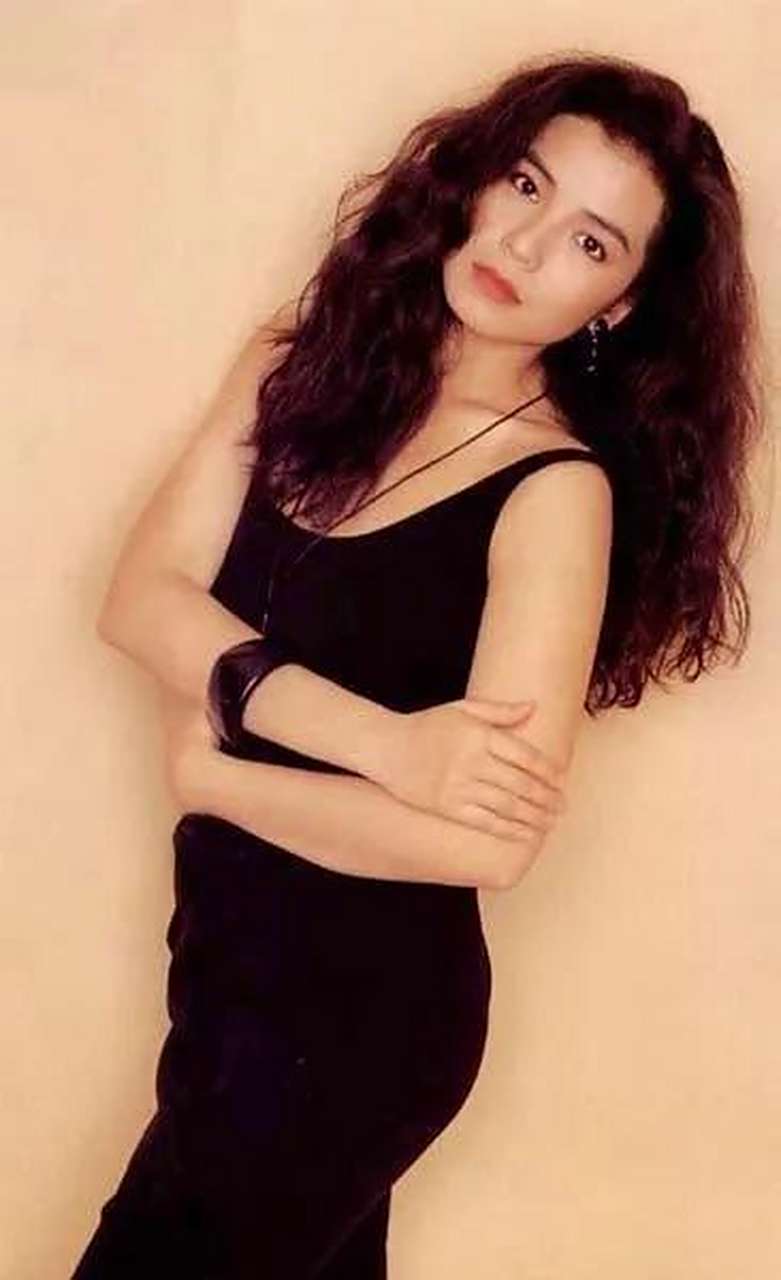 钟楚红,是香港影视圈的知名女演员和歌手,被誉为"香港第一美女".