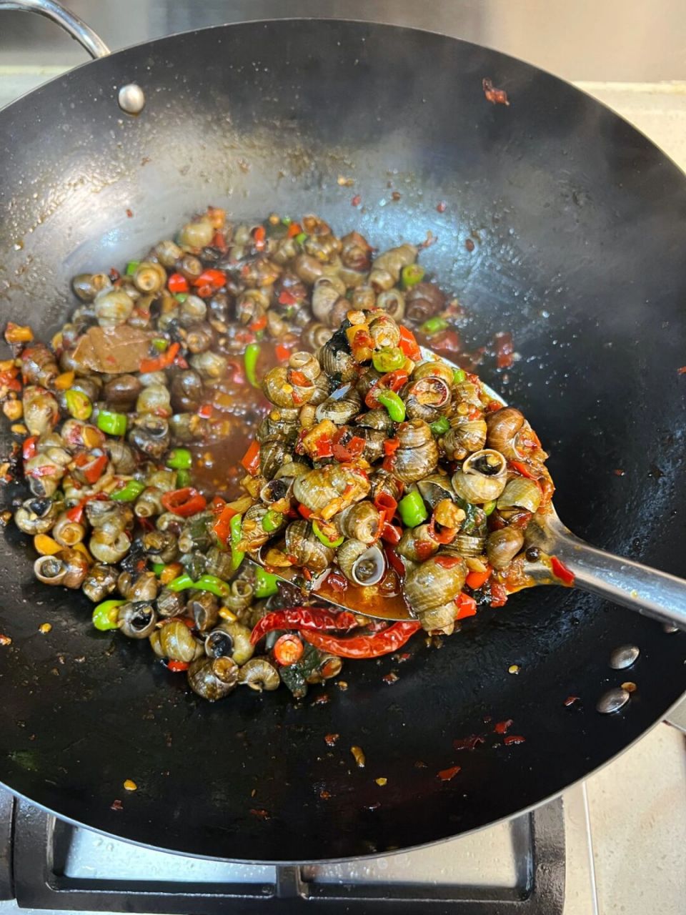 爆炒螺蛳,香辣入味,嗦螺也太快乐了,绝绝子 螺蛳上市啦,这边菜市场卖