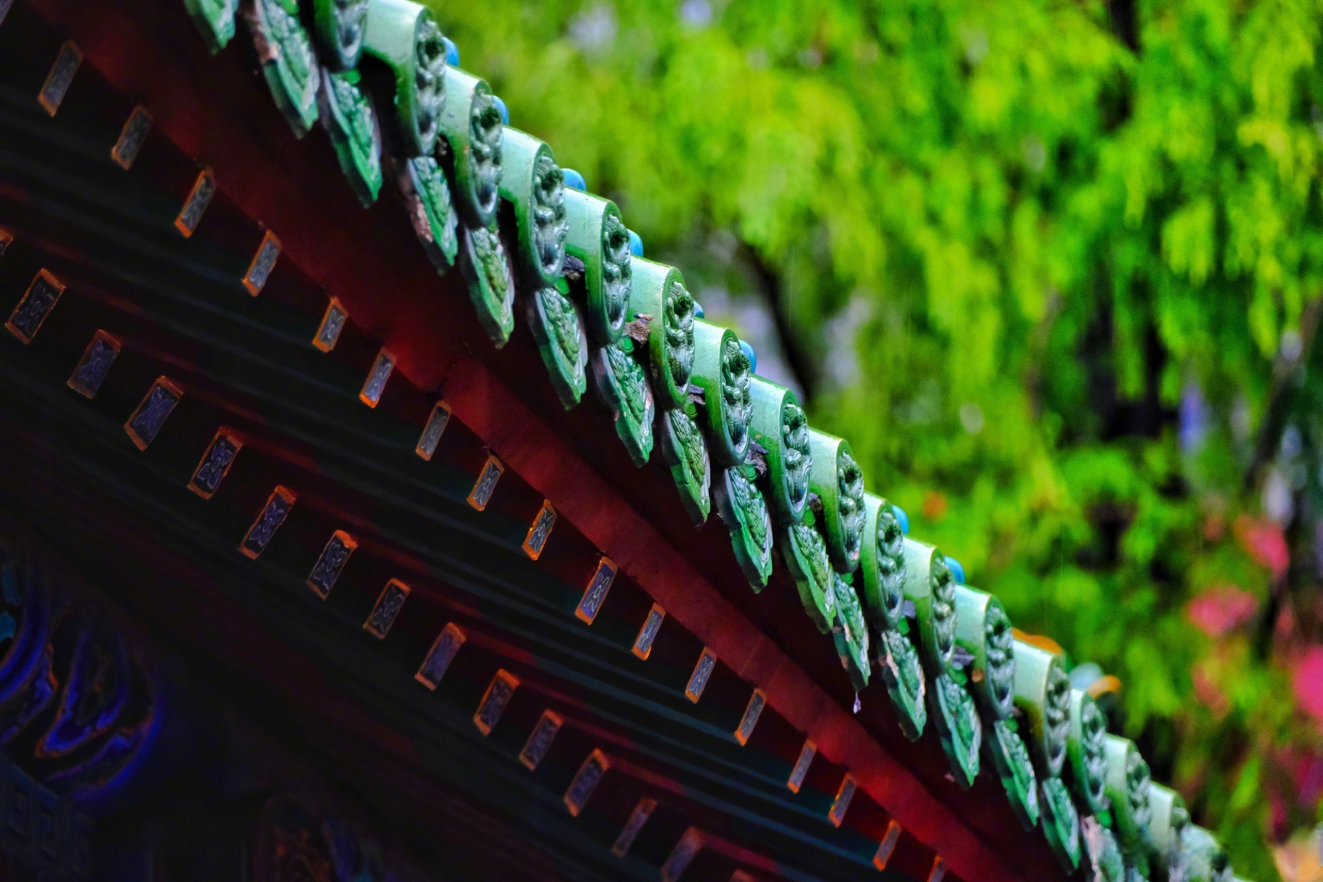 【#春雨中的郑州古建美成壁纸#】雨落屋檐成珠帘,春雨中的郑州古建筑