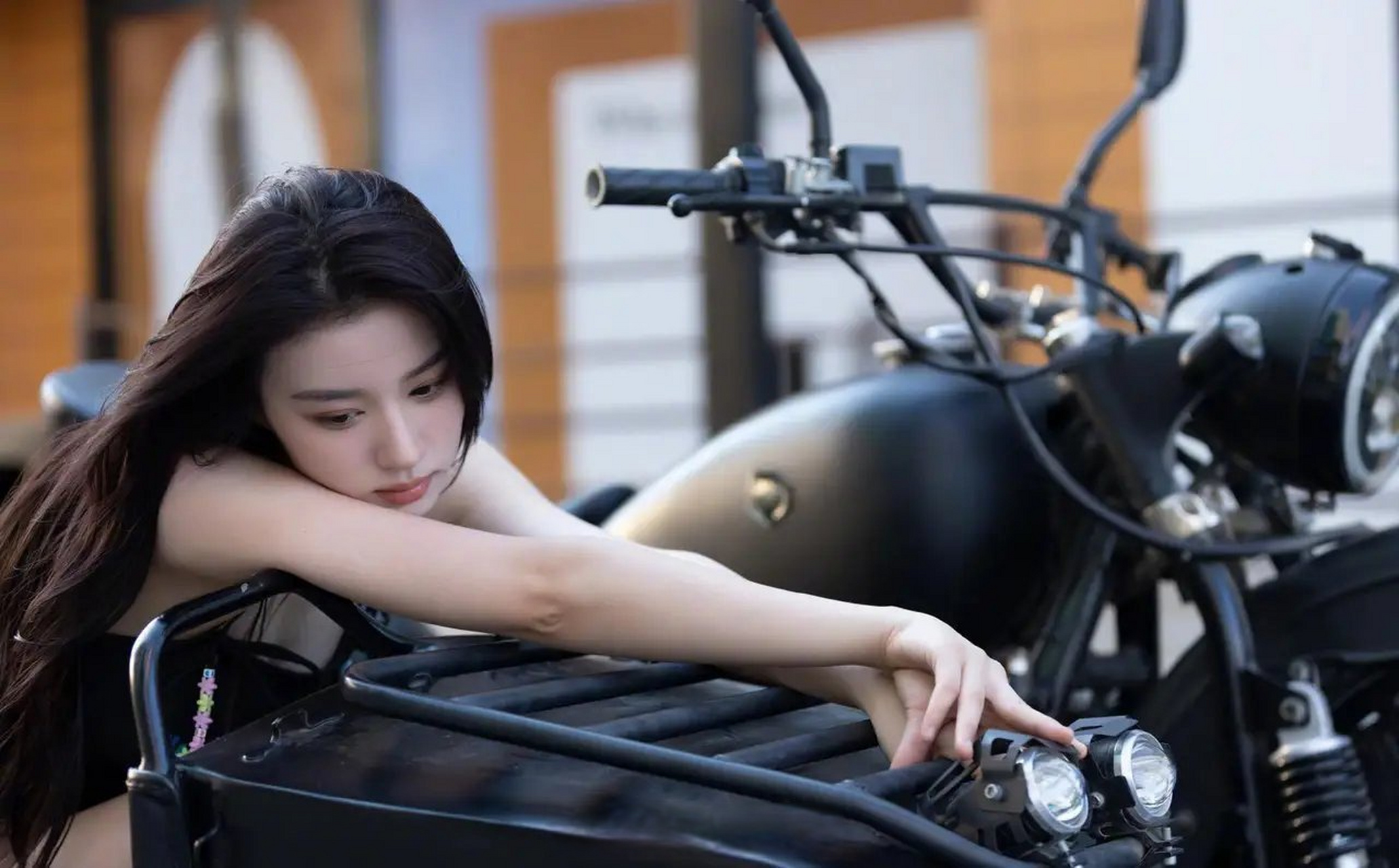 王楚然化身机车女孩,傲娇表情秀发飞扬,又美又飒灵气逼人,现在一起