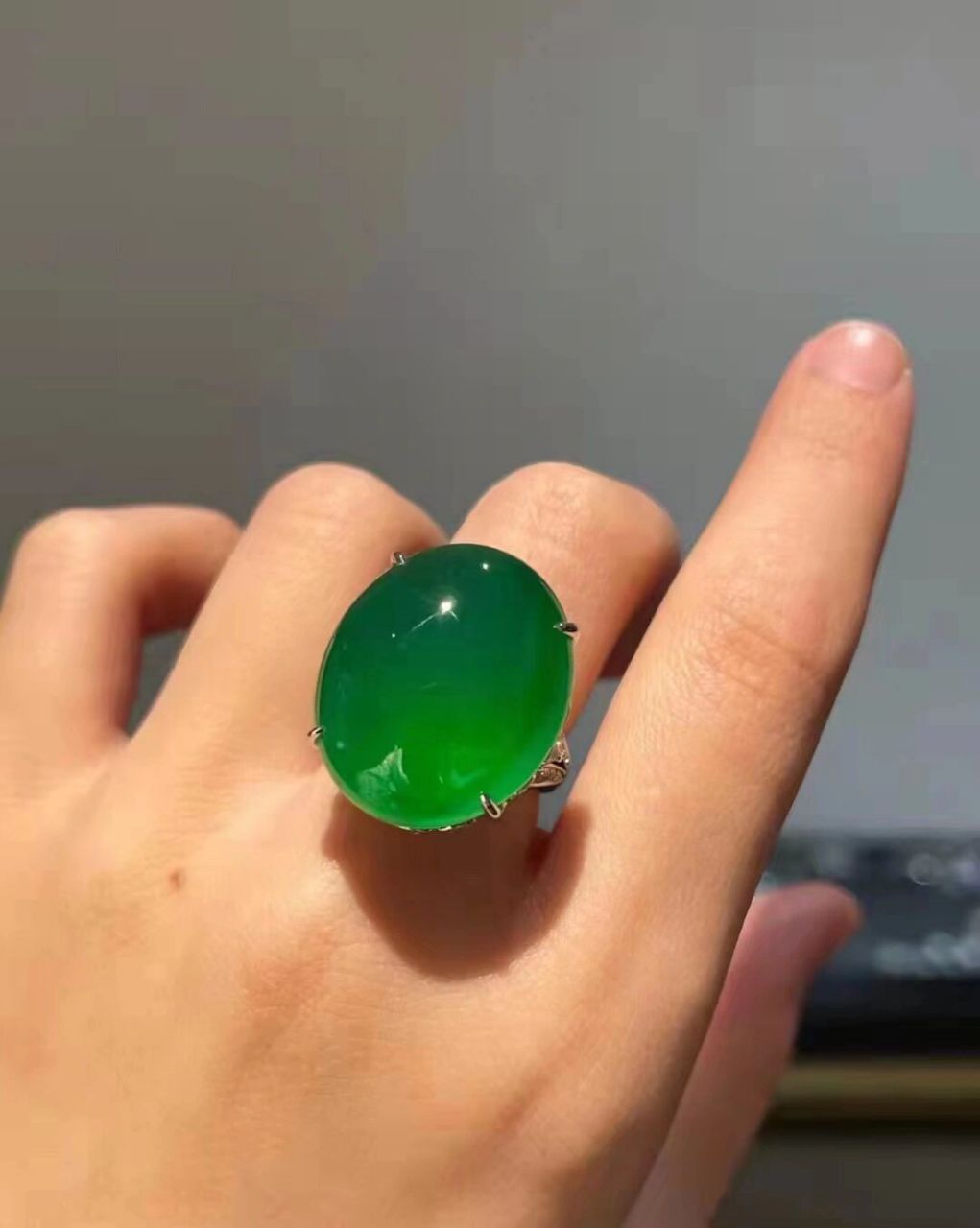 翡翠科普|7215起荧光与荧光反应71意思差太多 翡翠起荧光与荧光