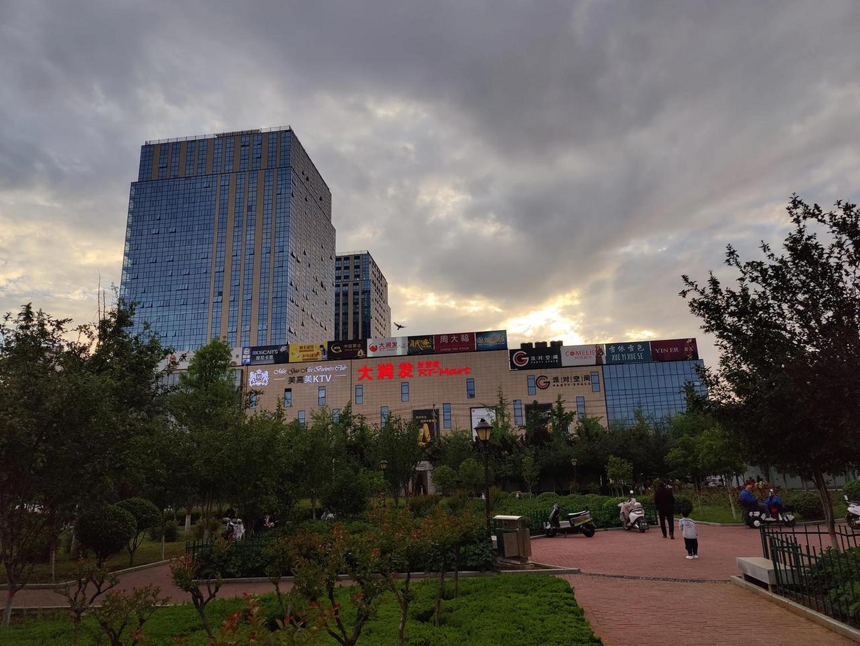 傍晚的渑池cbd. 国诚广场很热闹.