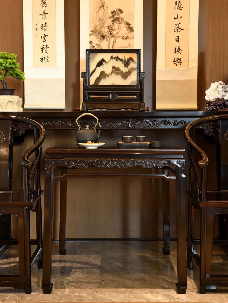 中国古代民宅的住房一般进入大门以后的客厅即是中堂,两边则是戏靠