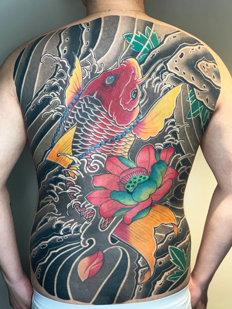满背传统鲤鱼纹身 原图是只有鱼的线条,添加的背景,修改的细节等等