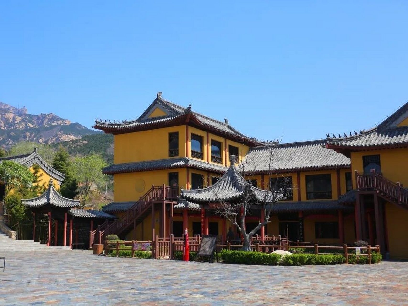 招远淘金小镇与黄金博物馆 位于招远罗山黄金生态旅游区的淘金小镇,是