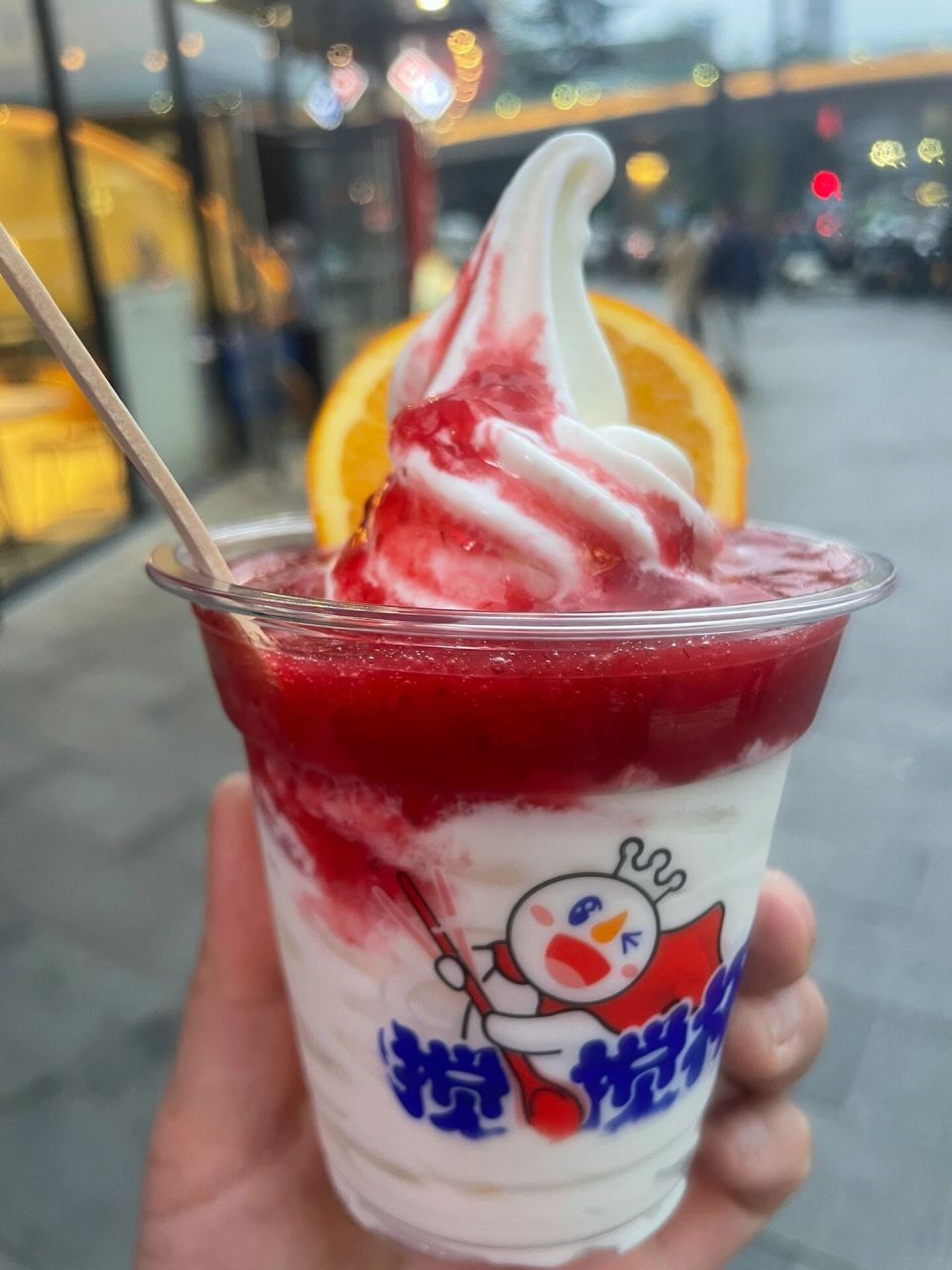 蜜雪冰城搅搅杯 有哪位好心人告诉我这个搅搅杯跟他们家草莓圣代比