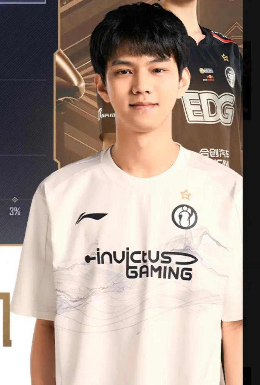 老实说这一颗星星为ig这件队服添光不少,我愿称ig队伍为lpl 17支队伍