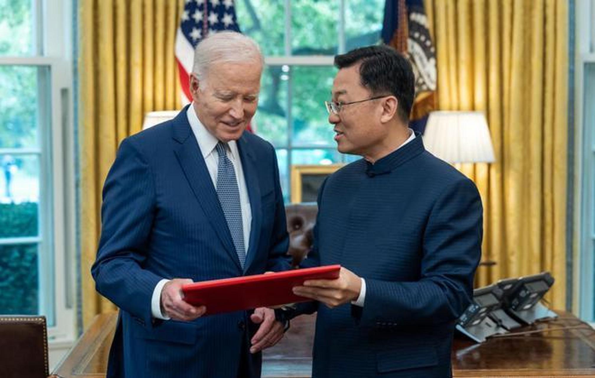 6月30日,美国总统拜登在白宫椭圆形办公室接受中国新任驻美国大使谢锋