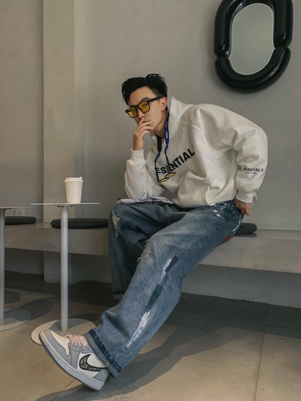 95教大家男生在拍坐姿的时候,应该怎么去摆姿势,让你的工具人怎么