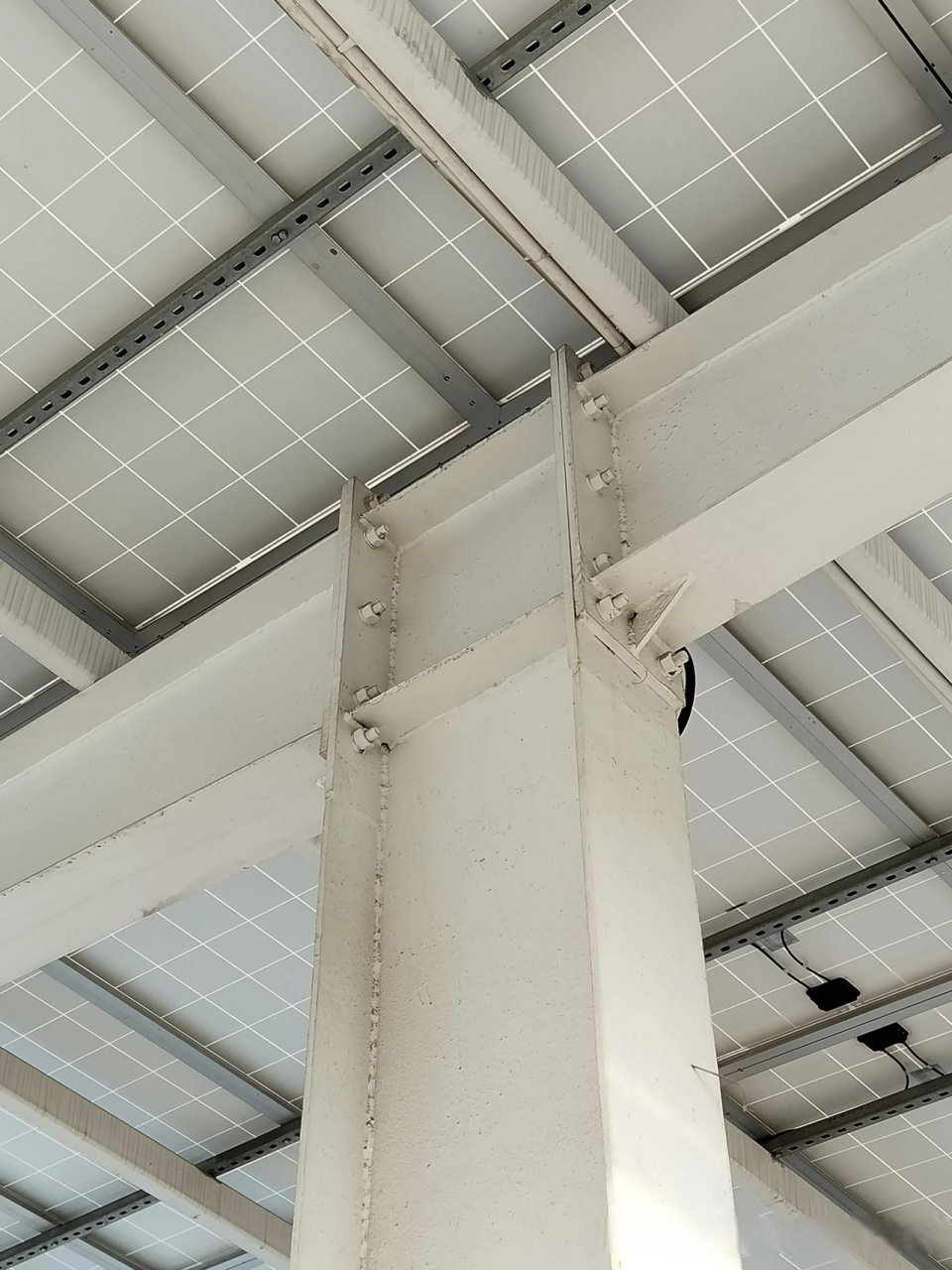 10mm的钢板拼焊出来的钢柱钢梁,柱梁做的法兰板连接,两底(环氧富锌)