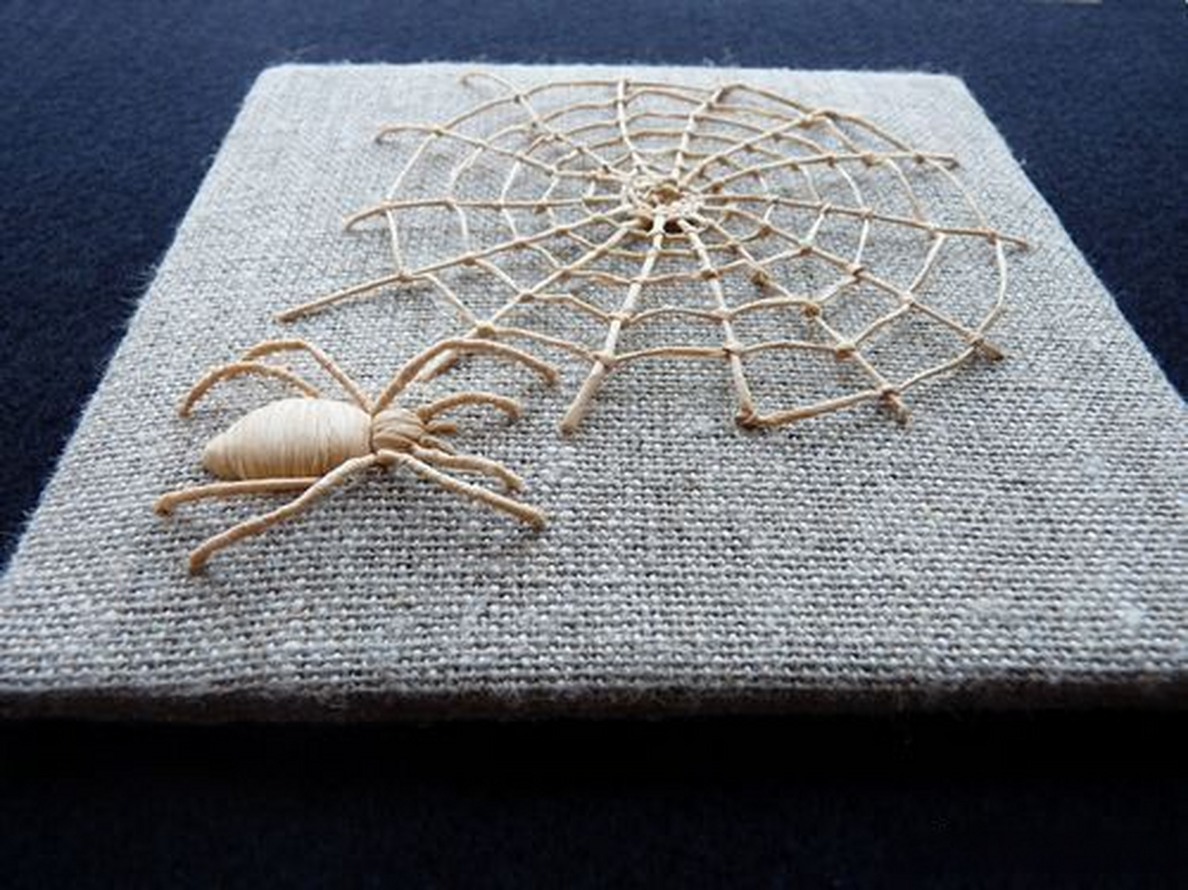 令人不安的立体刺绣