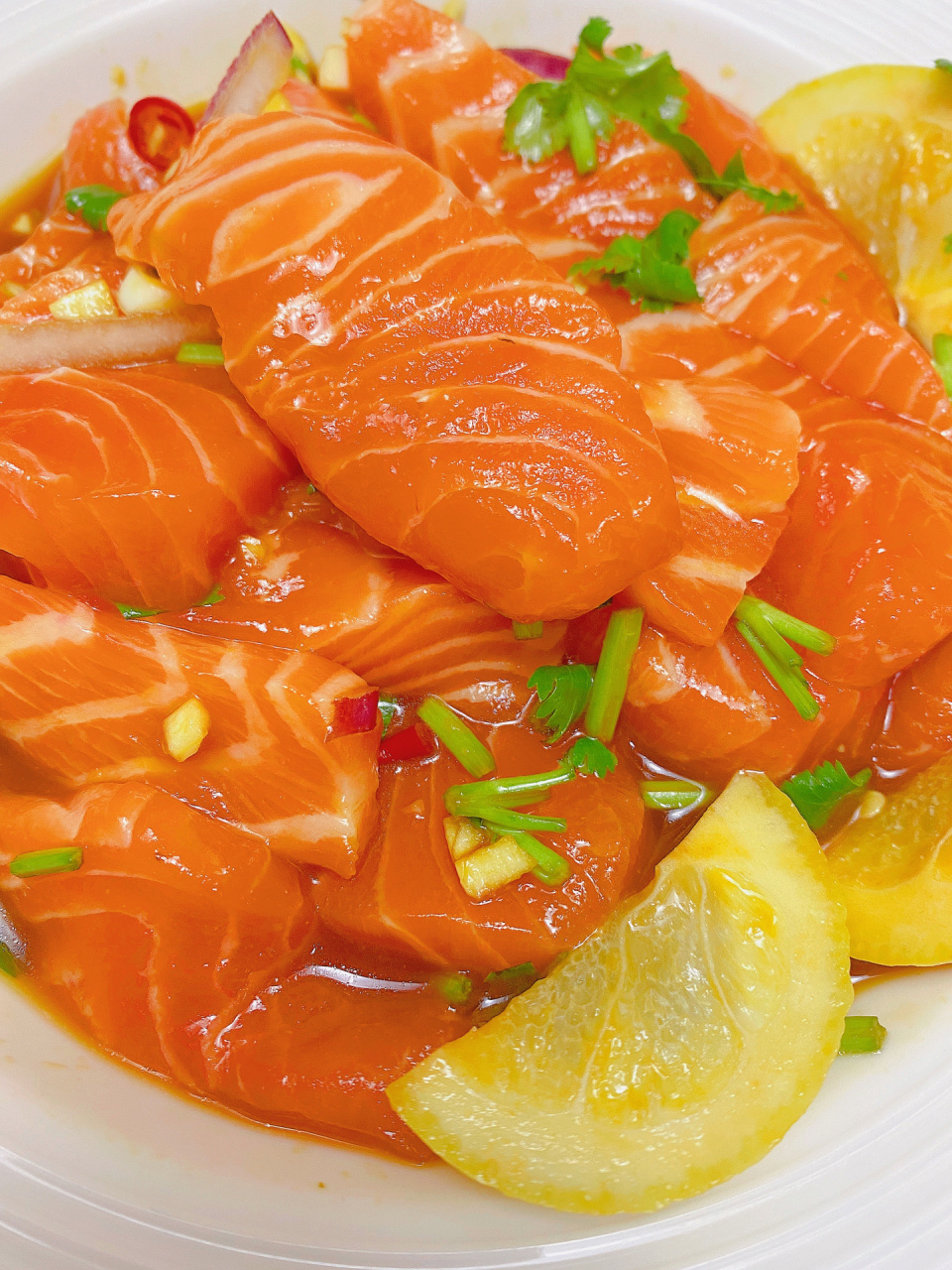 巨好吃~ 姐妹们今天尝试了凉拌三文鱼和三文鱼夹芒果~ 啊啊啊啊真的太