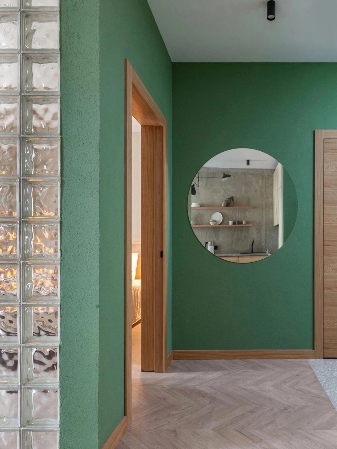 玻璃砖   玻璃砖早在国外就风靡已久,是一种玻璃材质的饰面材料,是用